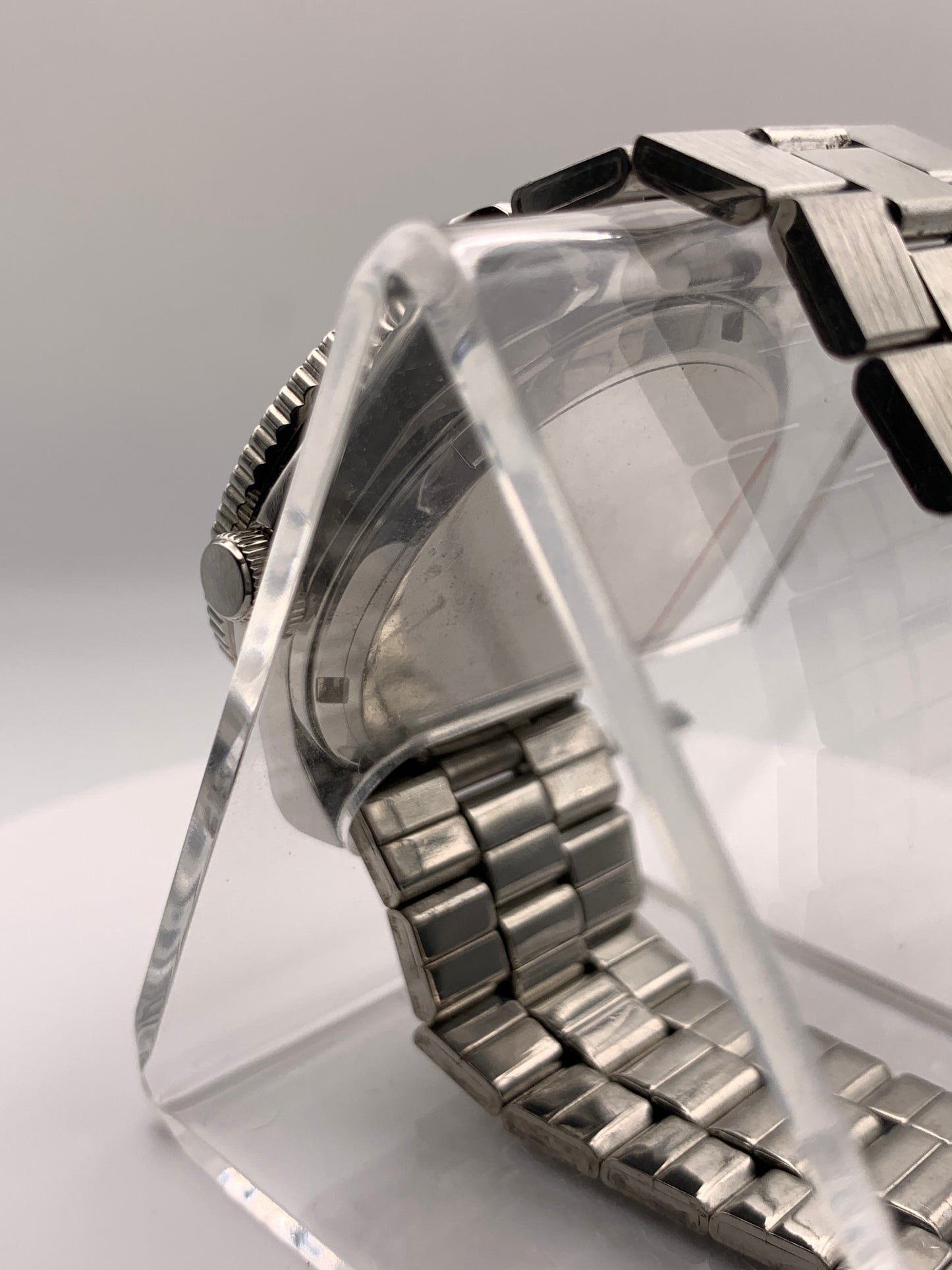 Poguelite. 37mm Stainless steel case. Acrylic domed crystal. Seiko NH35 with black date wheel. NOS vintage bracelet.
