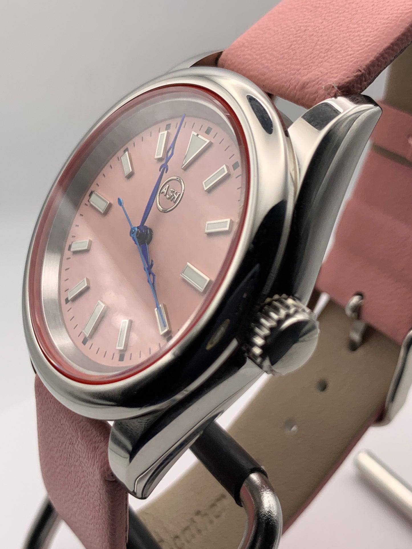 Versailles 1.1 - 39mm Stainless steel case with red gasket. Sapphire crystal. Exhibition case back. Seiko NH38 with blue rotor.