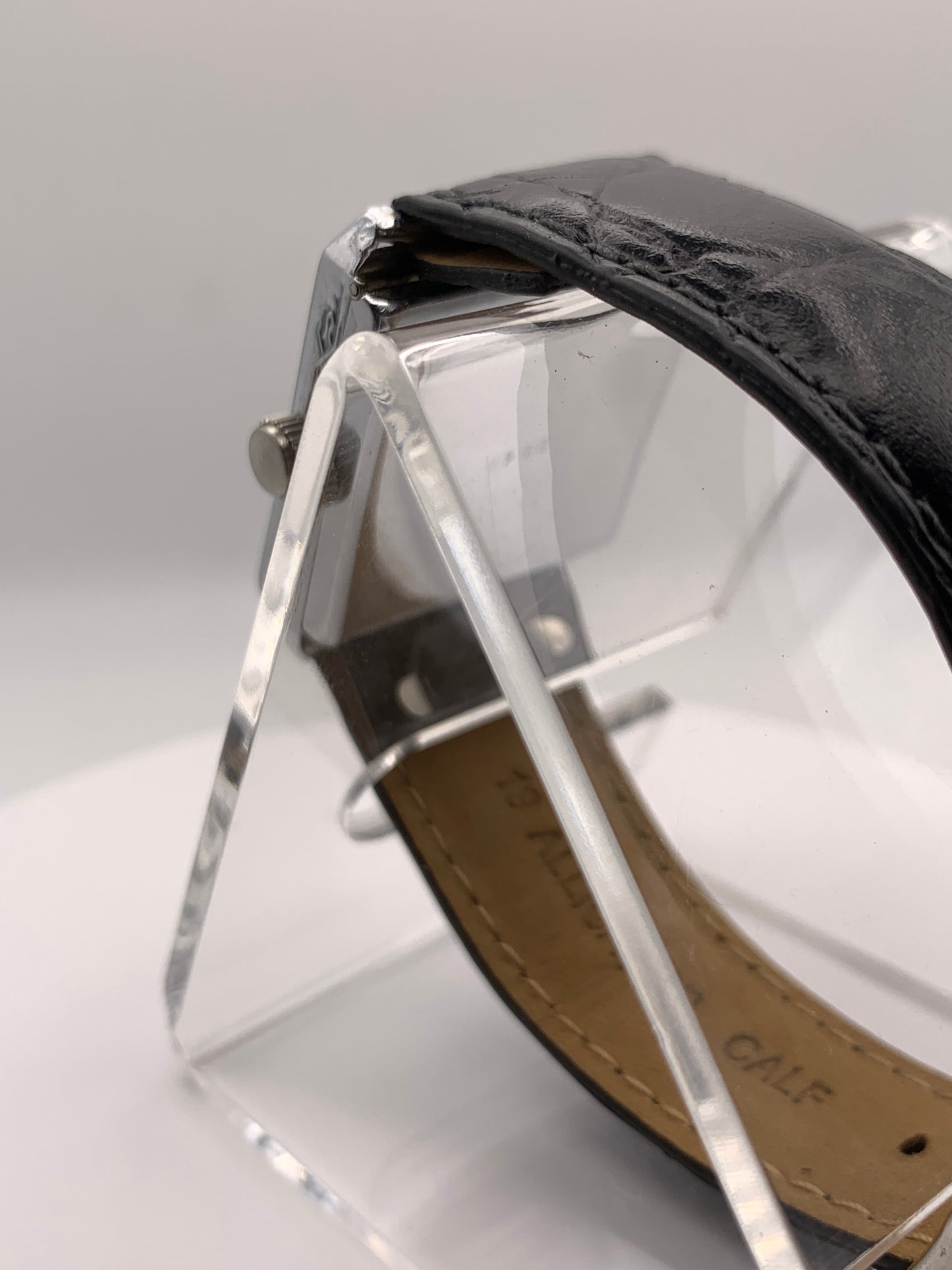 Feather.  Heavy patina vintage hinged brass case. 25 x 33mm. Beautiful figured vintage dial. Acrylic crystal. Miyota 2036 quartz movement.