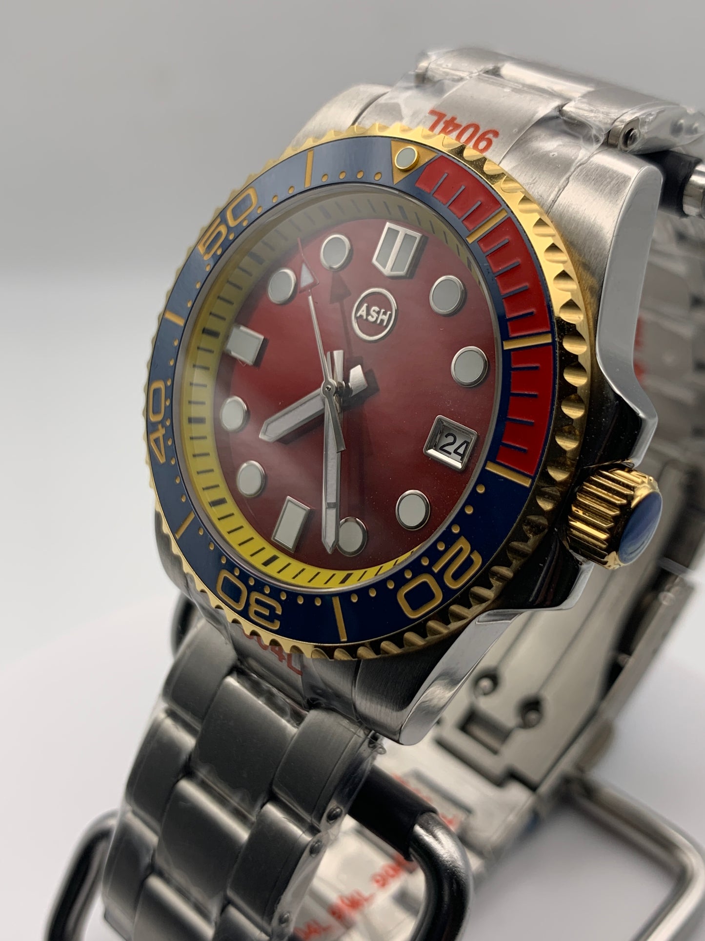 Toy Box. 41mm stainless steel case. Sapphire crystal. Seiko NH35.