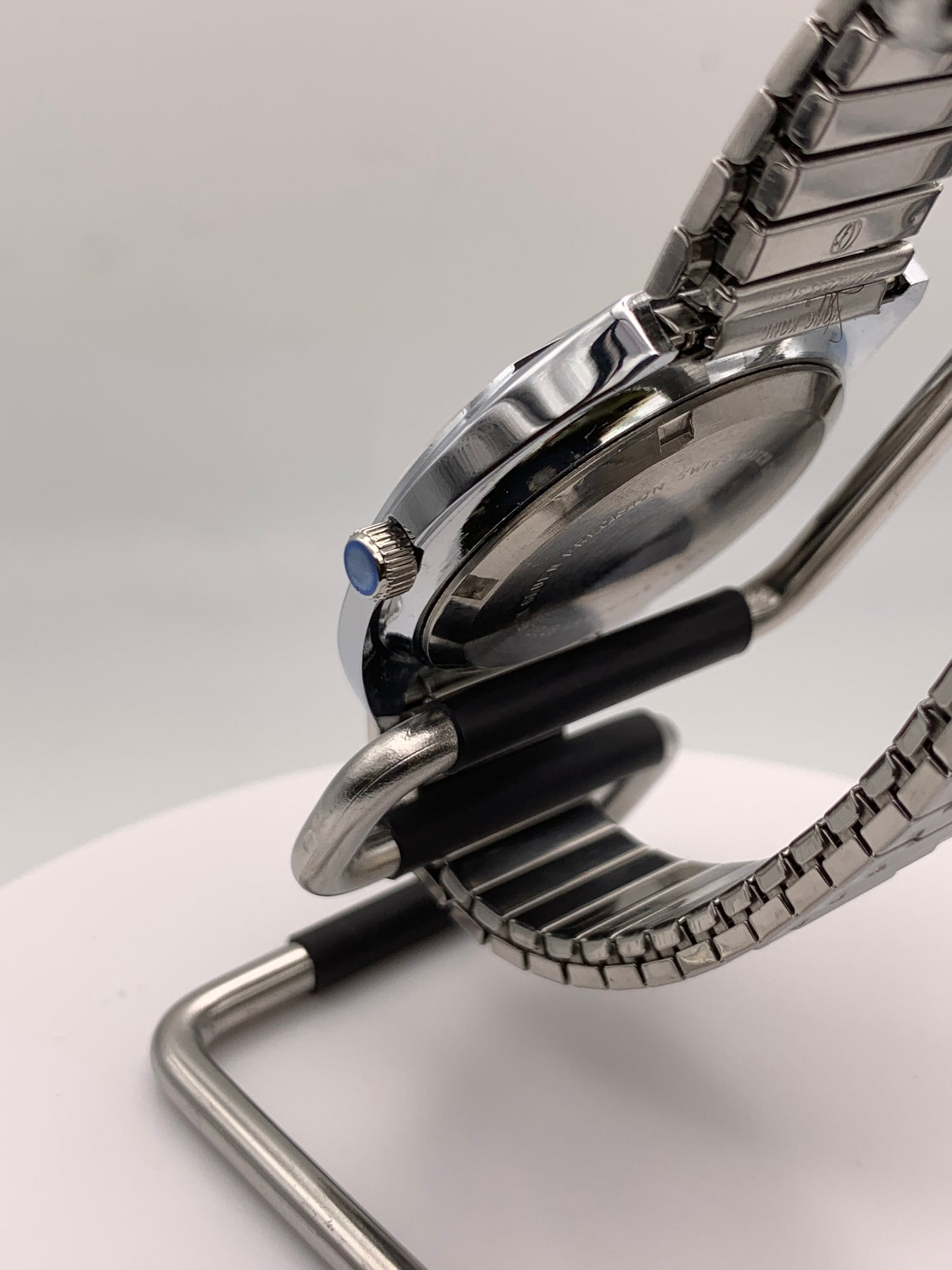 Neo Vintage Collection. Sport watch.NOS Gruen case. Blue dial, vintage expanding bracelet.