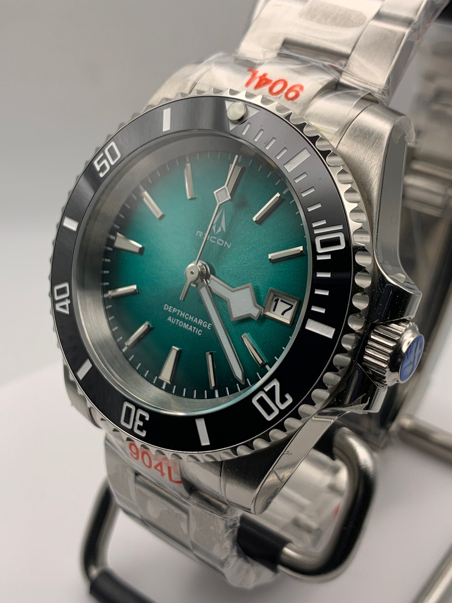R3CON Collection. Custom teal dial watch. 40.5mm stainless steel case. Sapphire crystal. Seiko NH35.