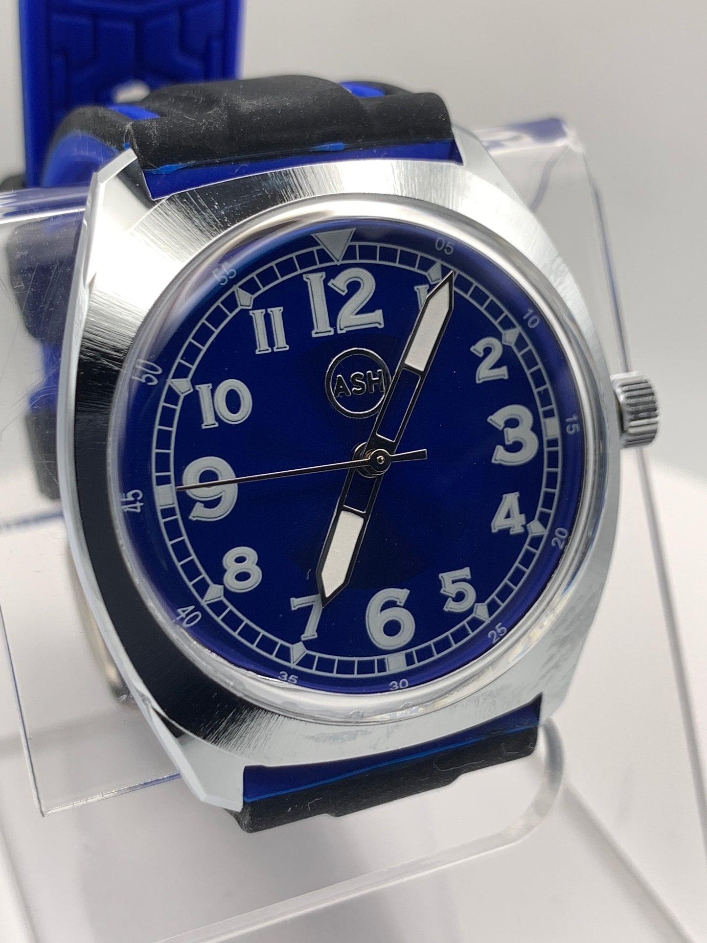 Drew. 35mm NOS brass and stainless steel Gruen case. Box Sapphire crystal. Seiko VH31 Mecha-quartz.