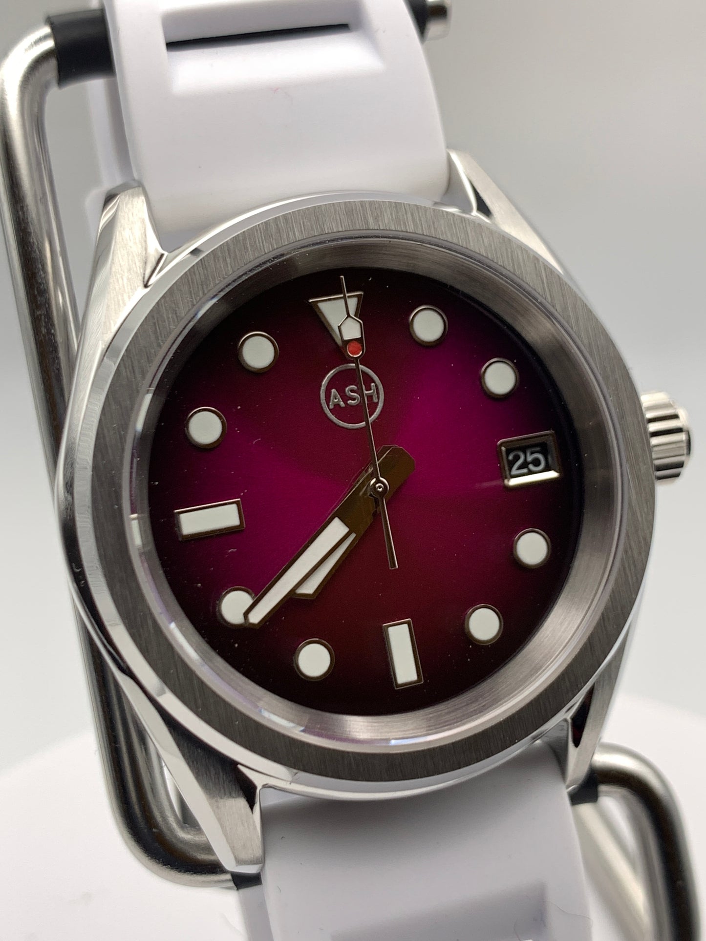 Lydia. Purpleburst dial. 38mm Stainless steel case. Sapphire crystal. Exhibition case back. NH35 automatic movement.
