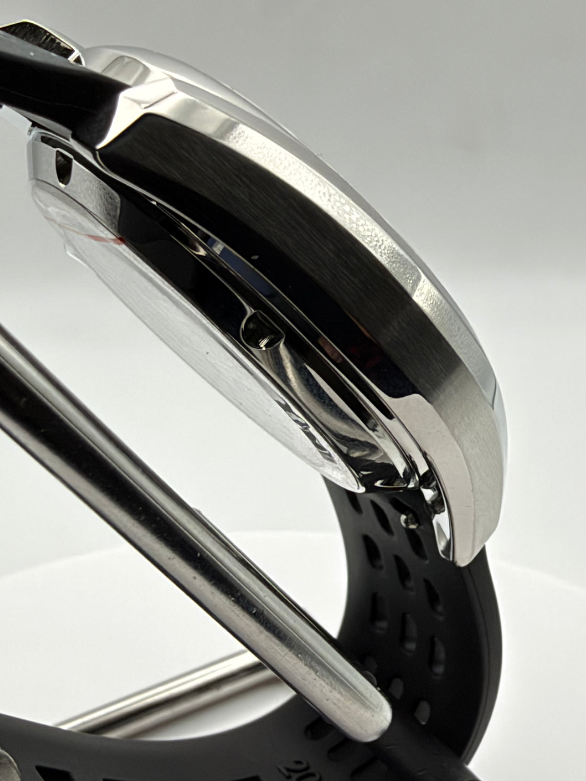 Goldfinger. 40mm stainless steel case. Sapphire crystal. Seiko NH35.