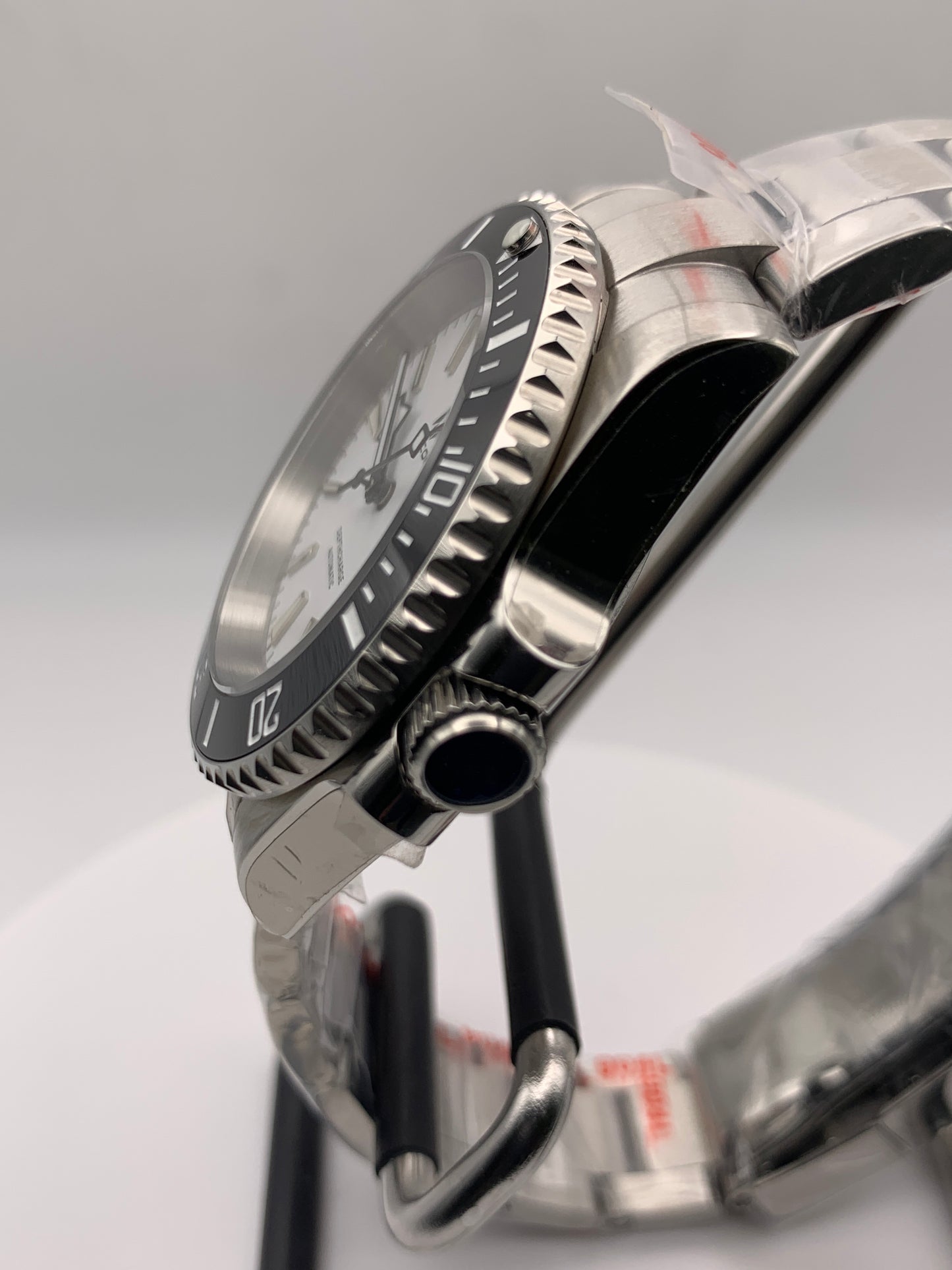 R3CON Collection. Custom white dial watch. 40.5mm stainless steel case. Sapphire crystal. Seiko NH35.