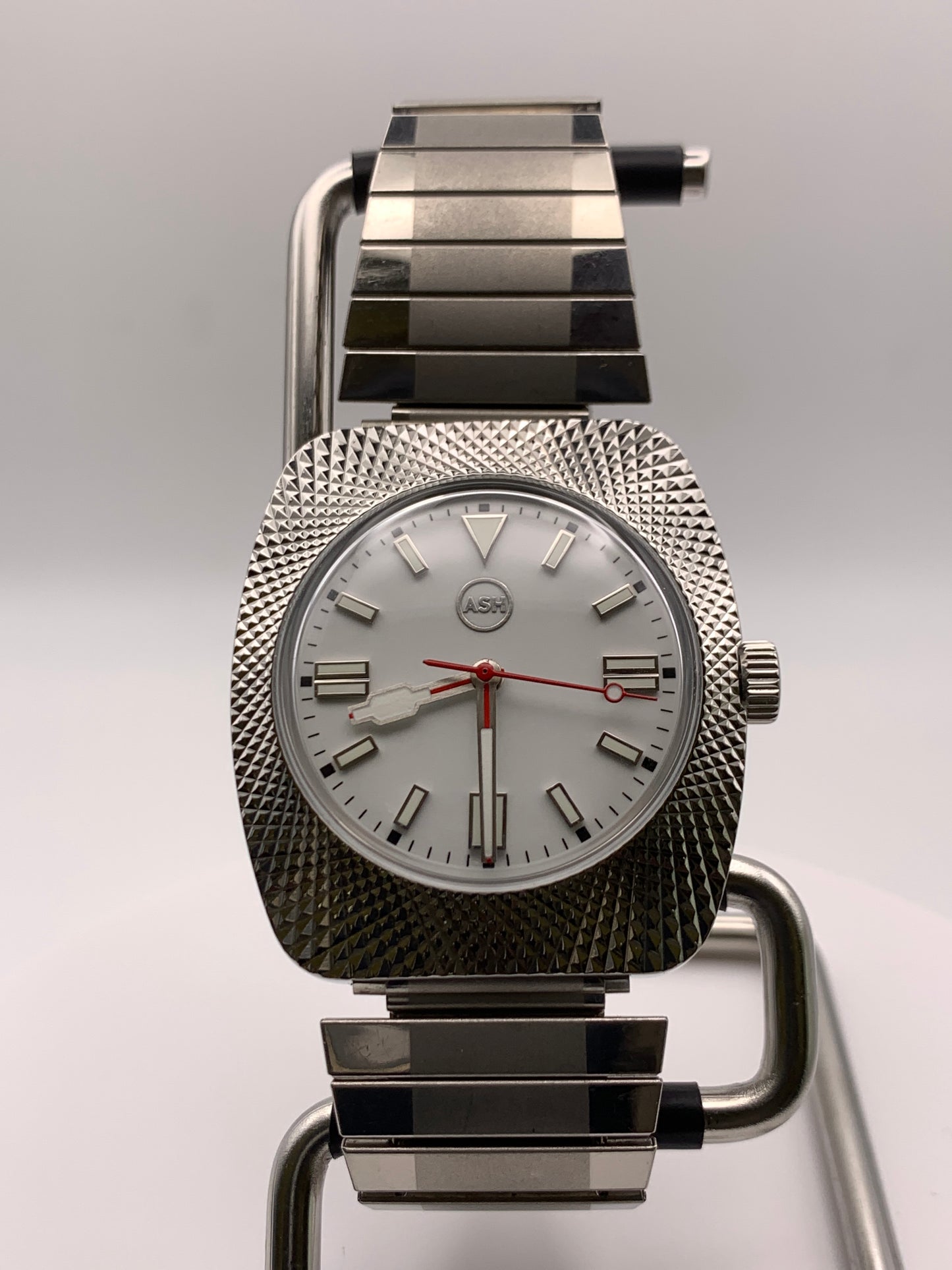 Aspects. 38mm faceted case. Vintage expanding bracelet. Acrylic dome crystal. NH38 automatic movement.