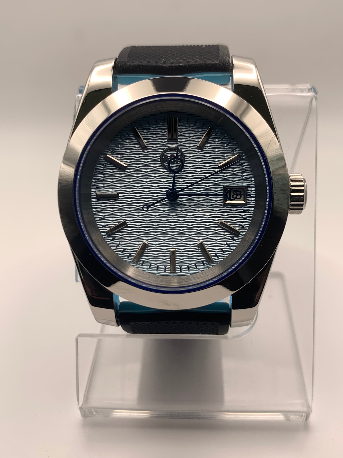 Frostbyte. 39mm stainless steel. Textured dial with blued handset. Sapphire crystal. Seiko NH35.