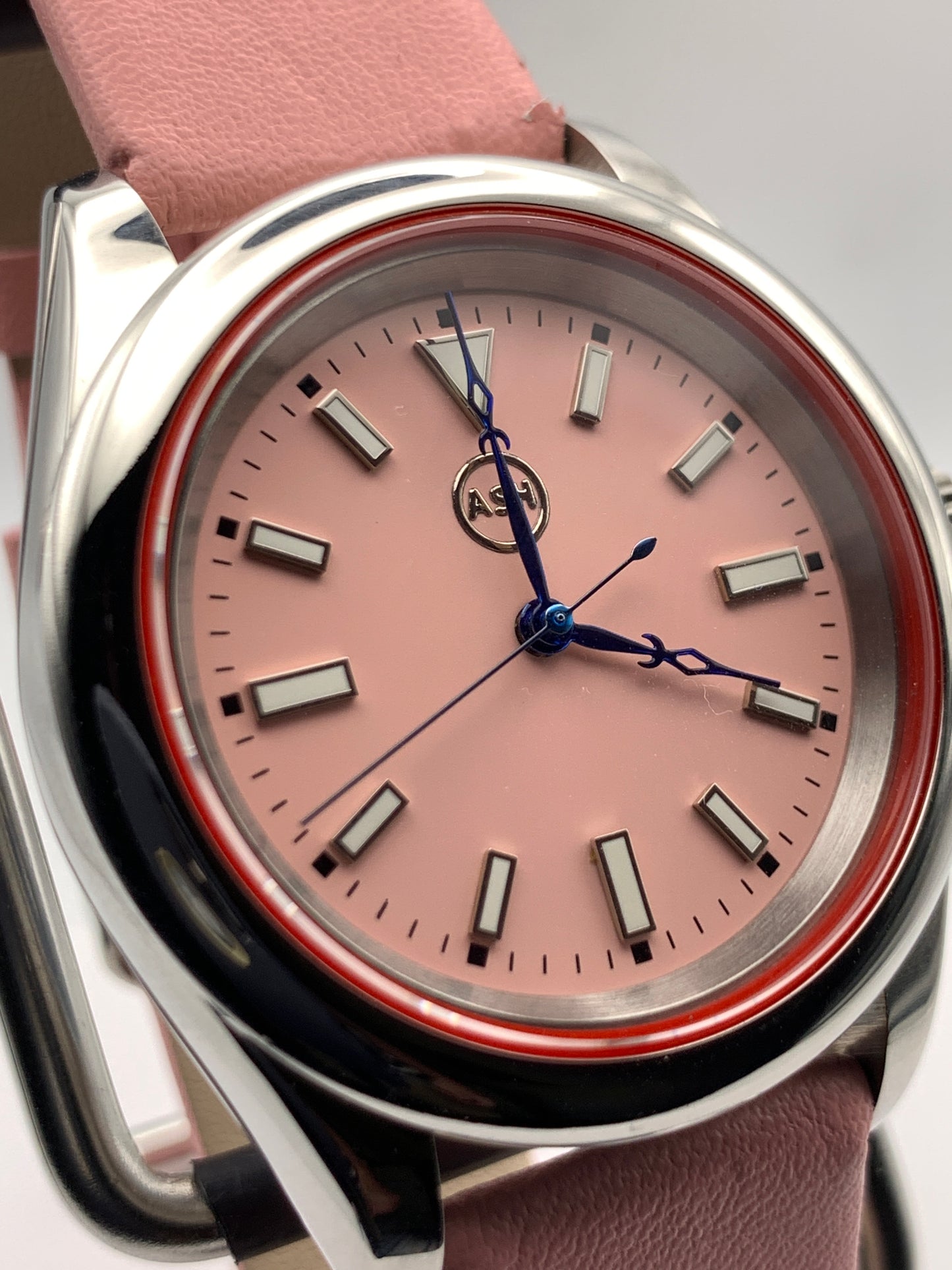 Versailles 1.1 - 39mm Stainless steel case with red gasket. Sapphire crystal. Exhibition case back. Seiko NH38 with blue rotor.