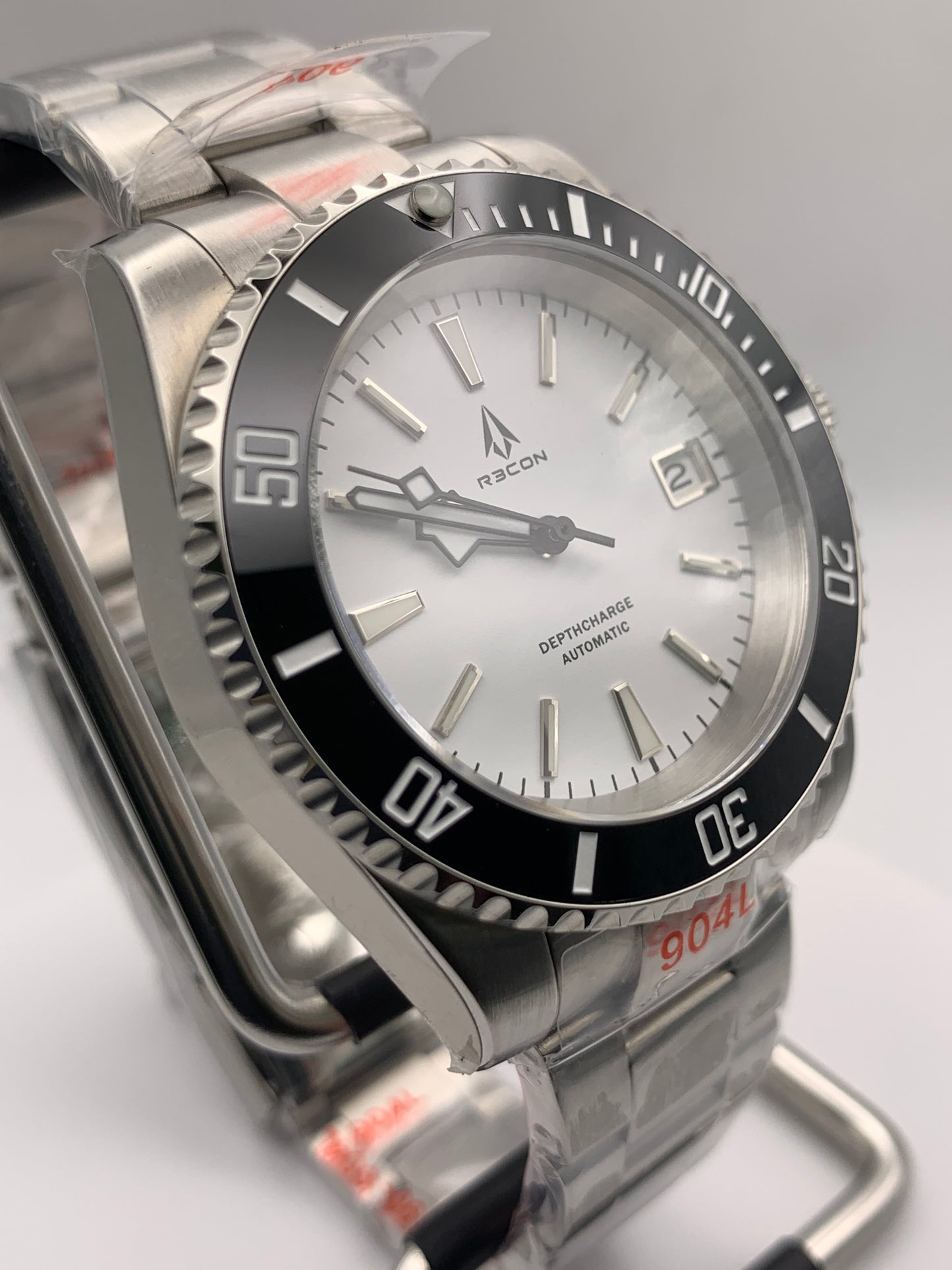 R3CON Collection. Custom white dial watch. 40.5mm stainless steel case. Sapphire crystal. Seiko NH35.