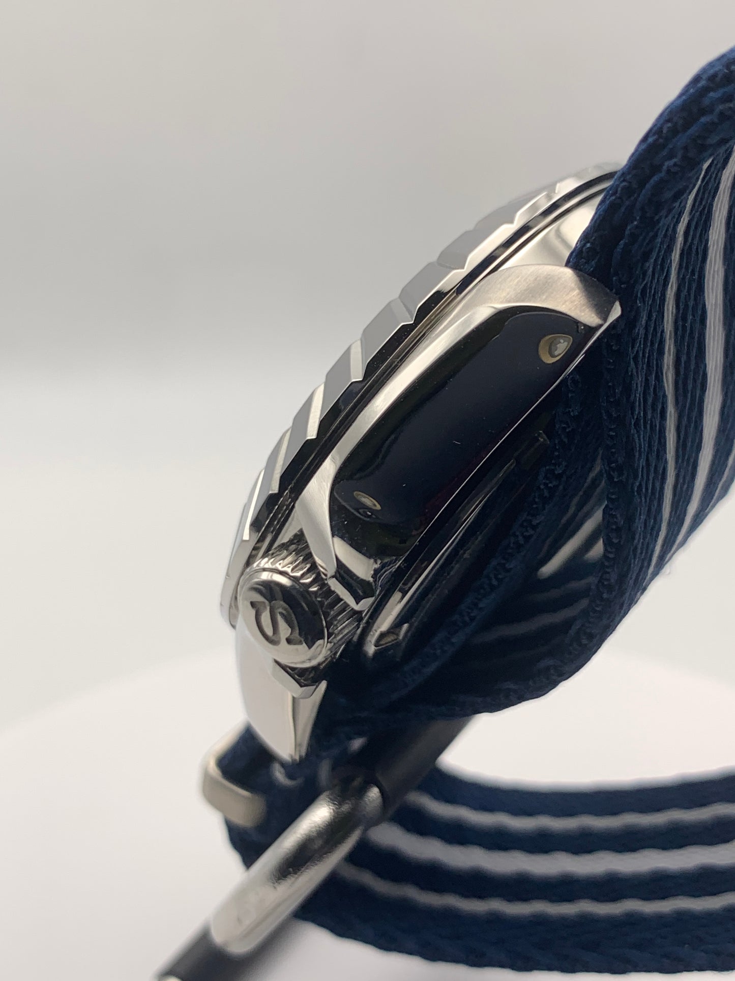 Pinwheel. 41mm Stainless steel case. Crystal titanium dial. Sapphire crystal. Unidirectional bezel. Seiko NH35.