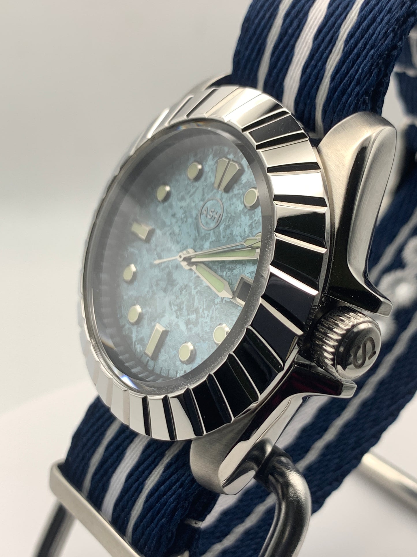 Pinwheel. 41mm Stainless steel case. Crystal titanium dial. Sapphire crystal. Unidirectional bezel. Seiko NH35.