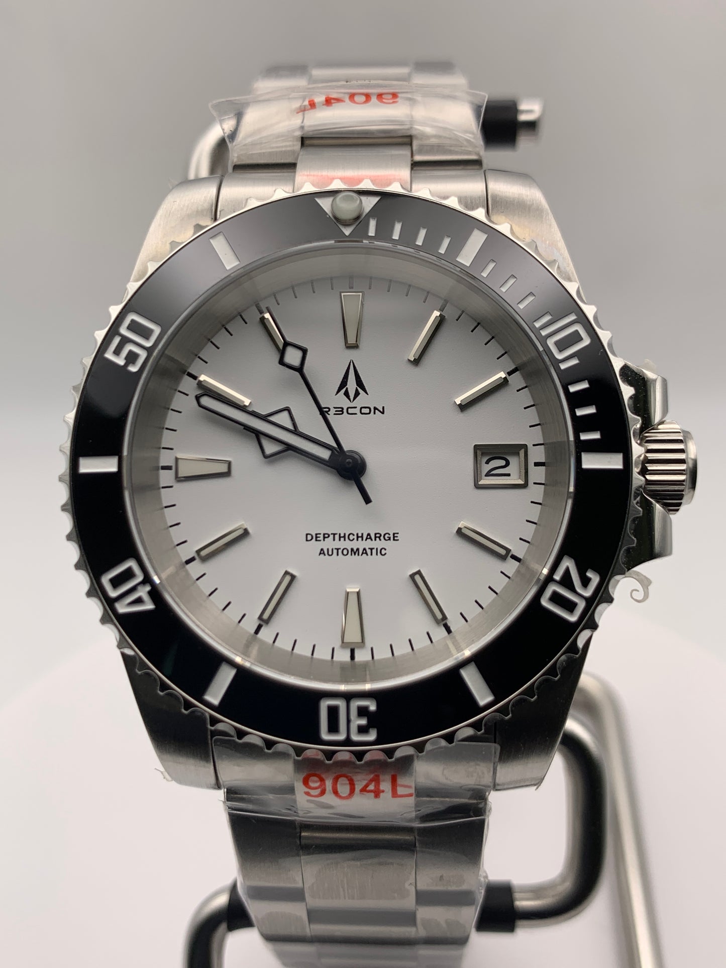R3CON Collection. Custom white dial watch. 40.5mm stainless steel case. Sapphire crystal. Seiko NH35.