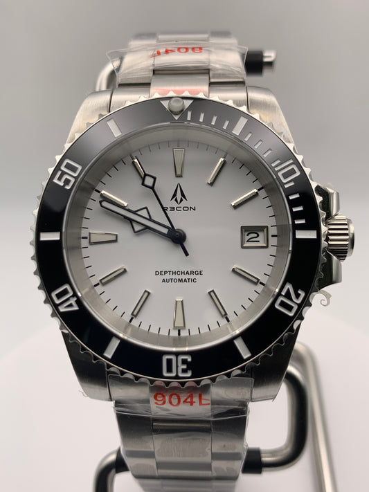R3CON Collection. Custom white dial watch. 40.5mm stainless steel case. Sapphire crystal. Seiko NH35.