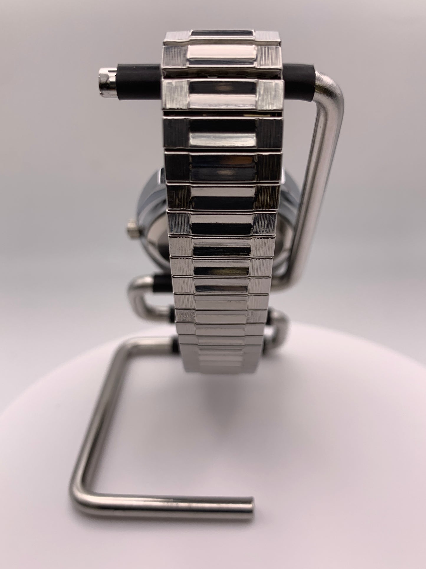 Neo Vintage Collection. Sport watch.NOS Gruen case. Blue dial, vintage expanding bracelet.