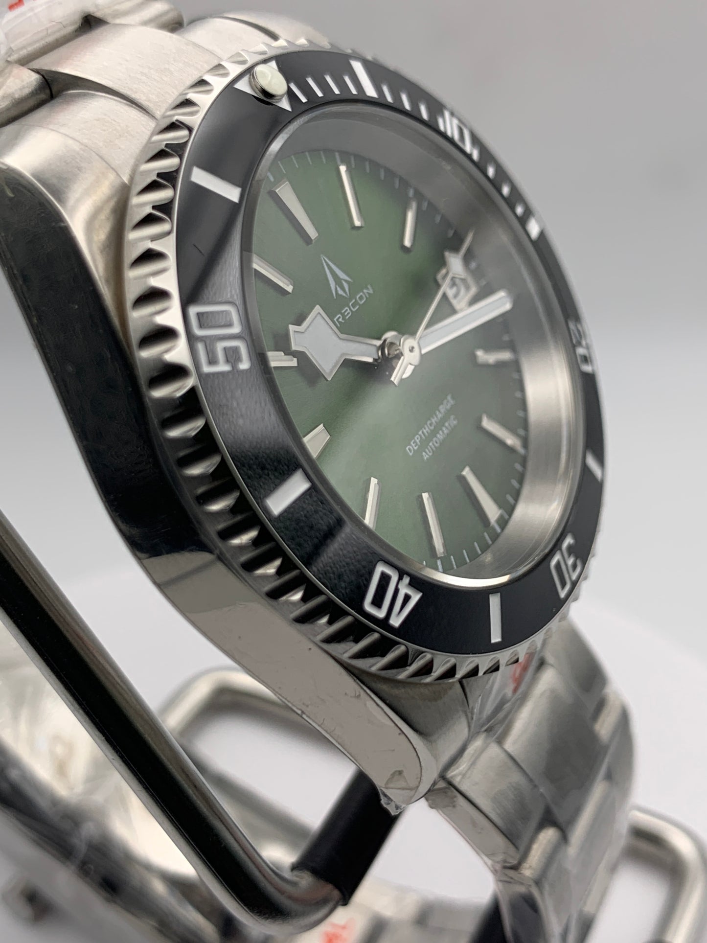 R3CON Collection. Custom green dial watch. 40.5mm stainless steel case. Sapphire crystal. Seiko NH35.