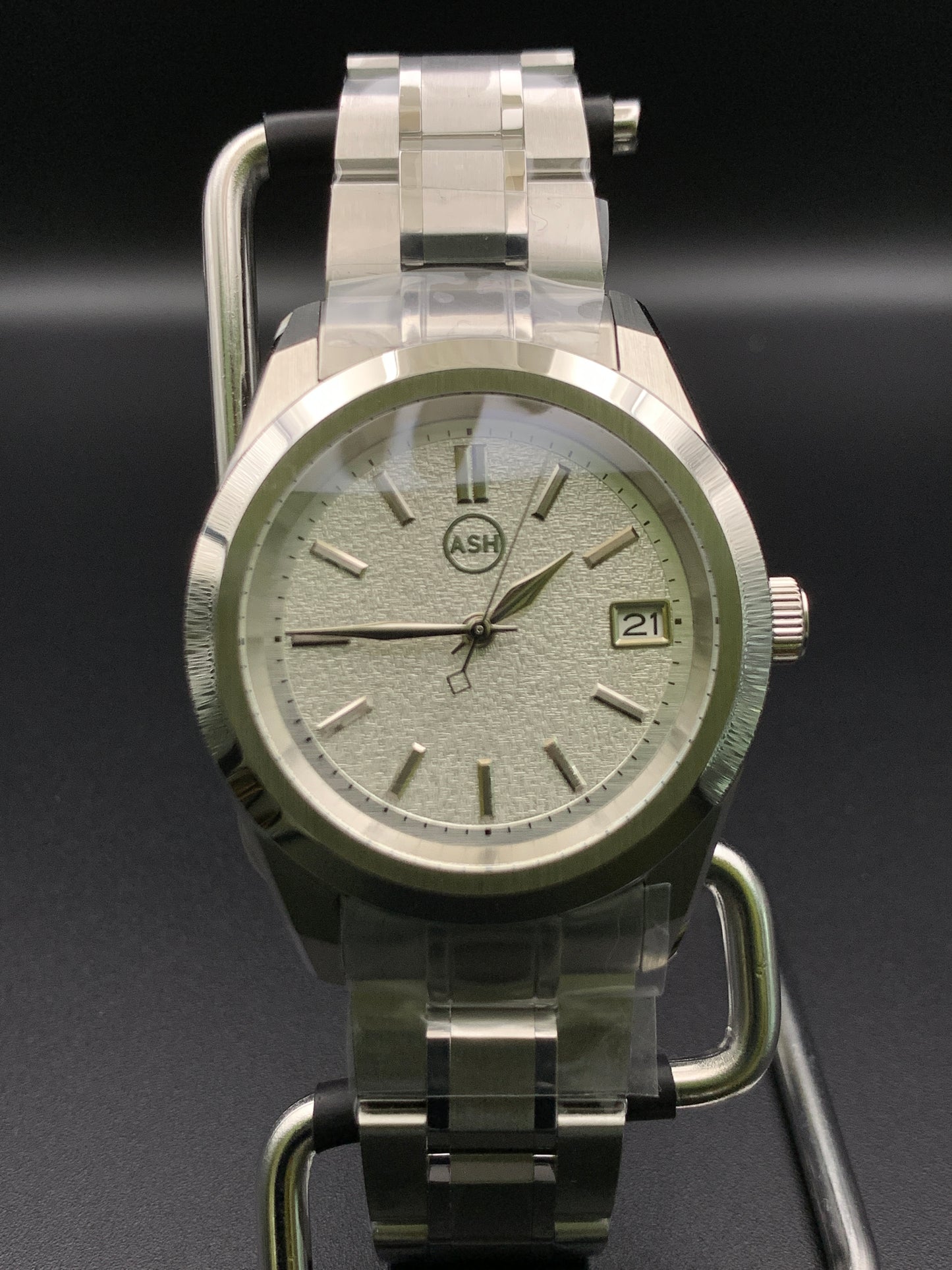 39mm Metallic shades of silver dress watch. Textured dial. Bracelet