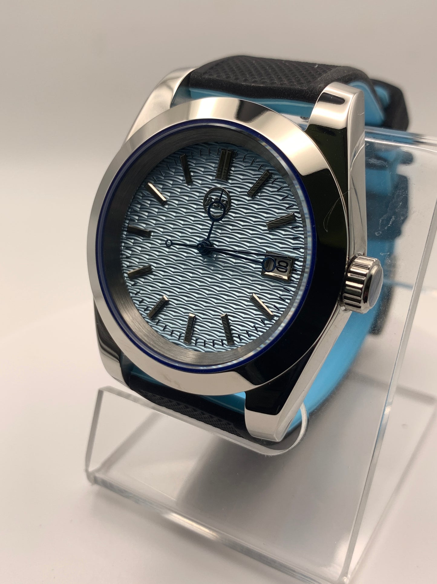 Frostbyte. 39mm stainless steel. Textured dial with blued handset. Sapphire crystal. Seiko NH35.