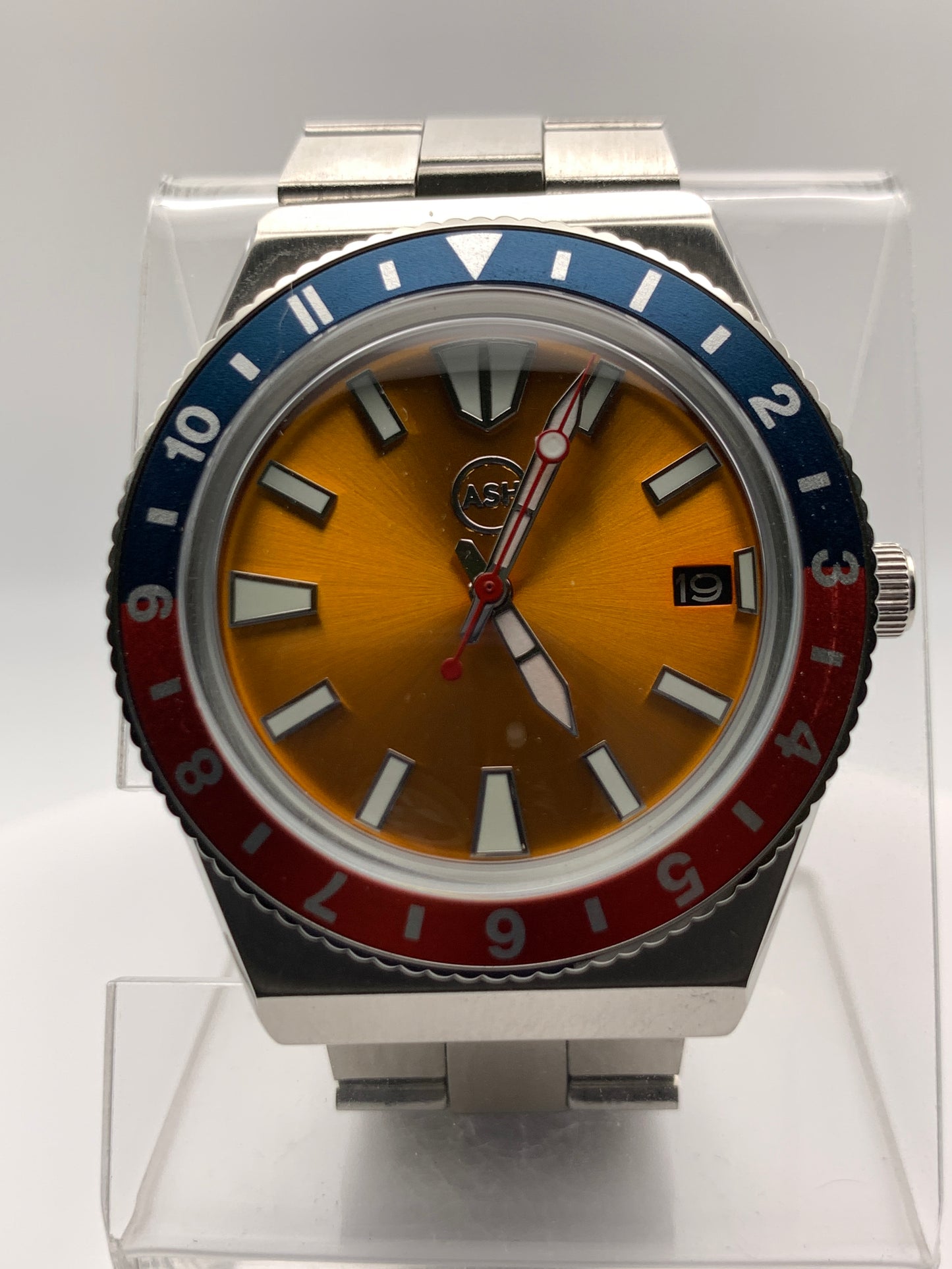 Poguelite. 37mm Stainless steel case. Acrylic domed crystal. Seiko NH35 with black date wheel. NOS vintage bracelet.
