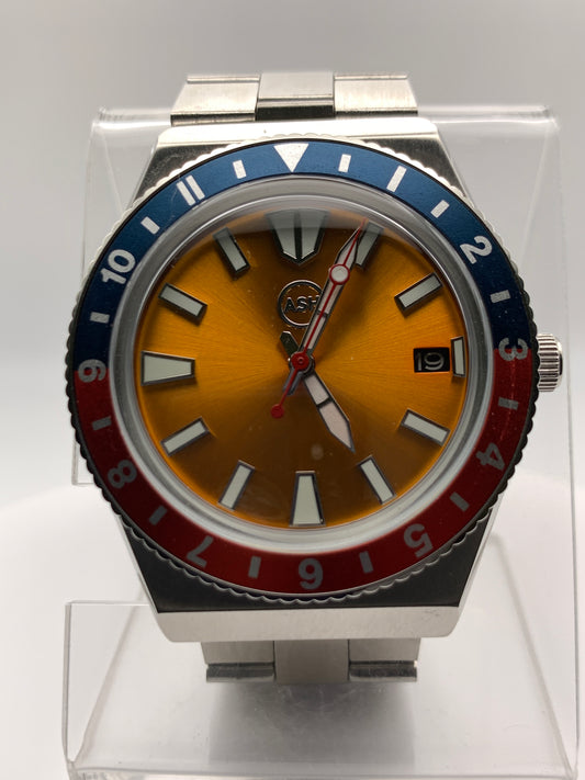 Poguelite. 37mm Stainless steel case. Acrylic domed crystal. Seiko NH35 with black date wheel. NOS vintage bracelet.