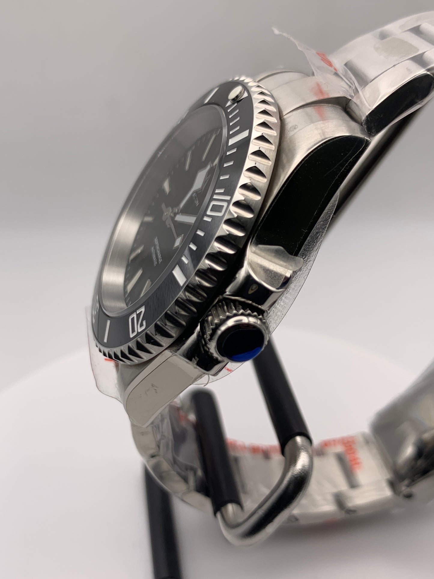 R3CON Collection. Custom black dial watch. 40.5mm stainless steel case. Sapphire crystal. Seiko NH35.
