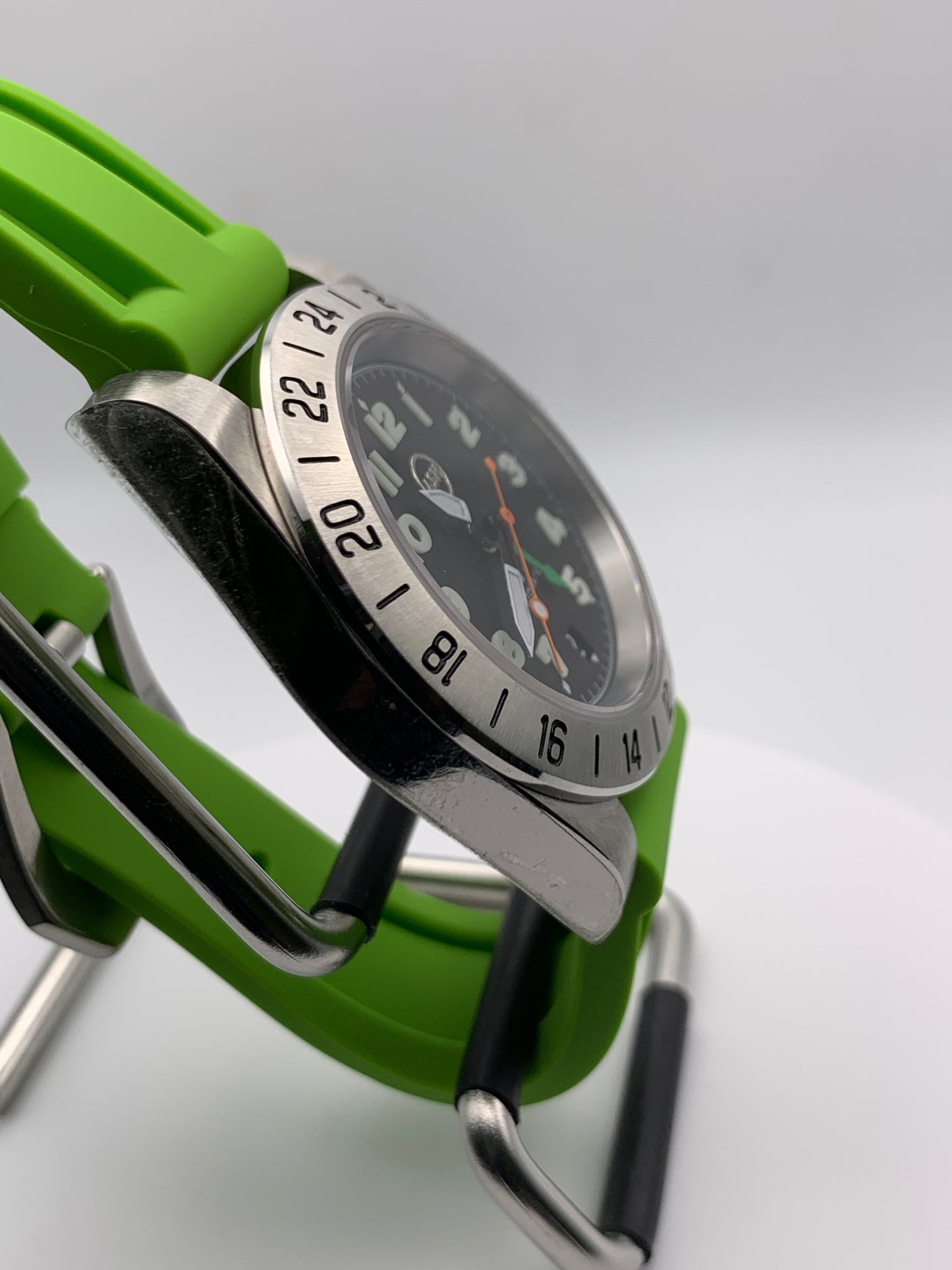 Gavin. 39mm Stainless steel GMT case. Sapphire crystal. 6 o’clock black date. Green and orange appointments. Seiko NH34.
