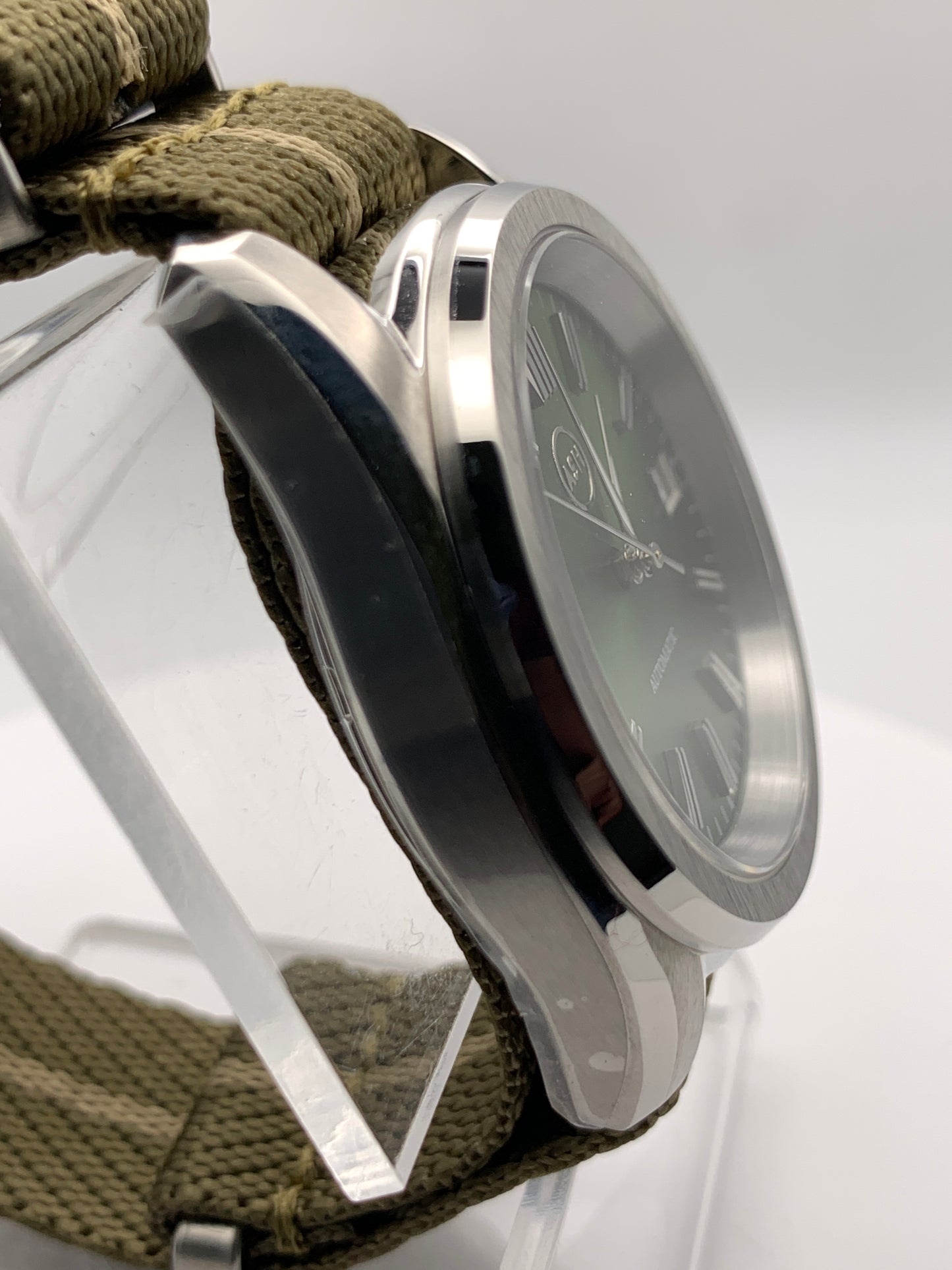 Ithilien. 38mm Stainless steel case. Sapphire crystal. Seiko NH35.