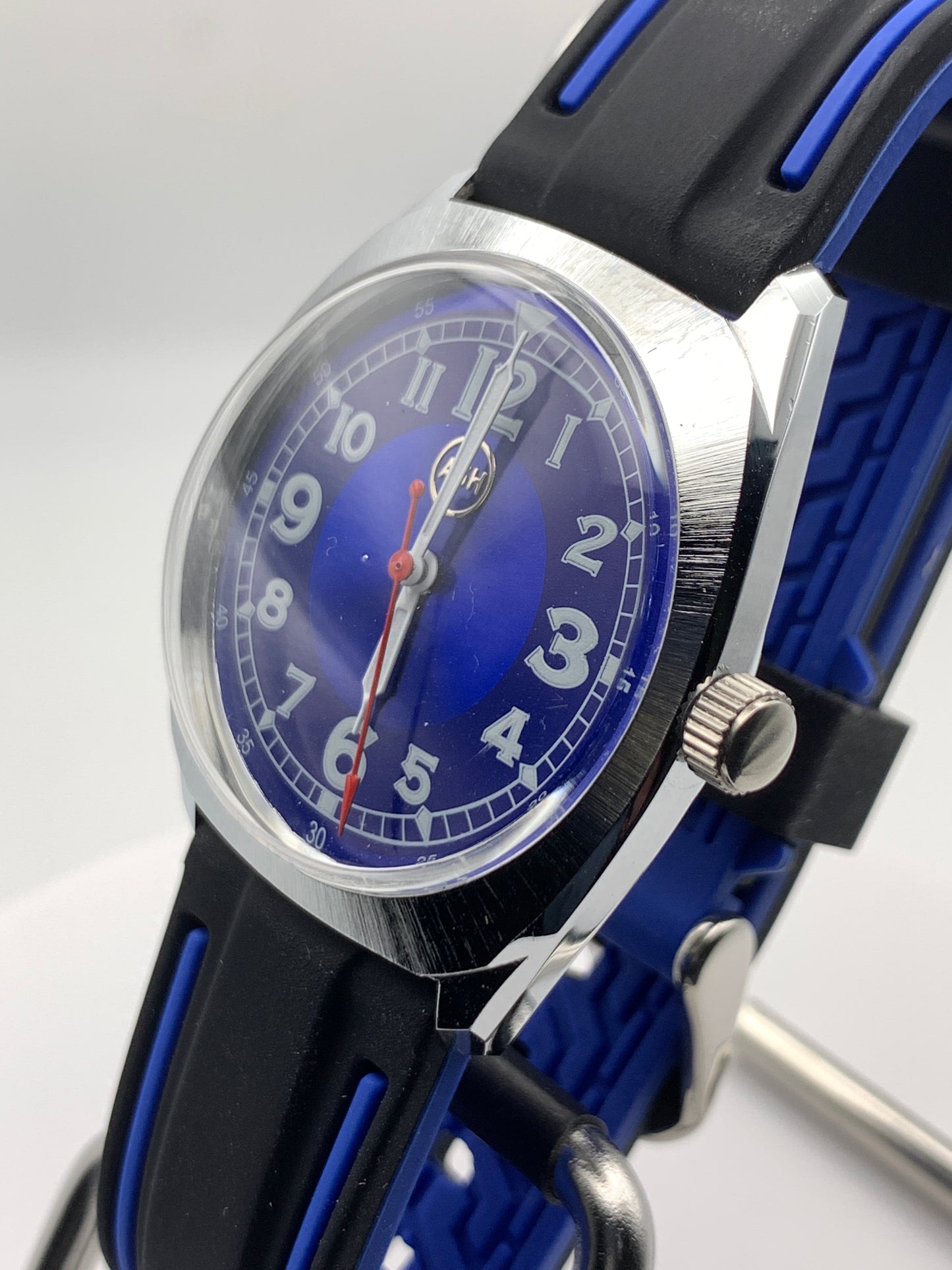 Drew 1.2- 35mm NOS brass and stainless steel Gruen case. Domed acrylic crystal. Seiko VH31 Mecha-quartz.