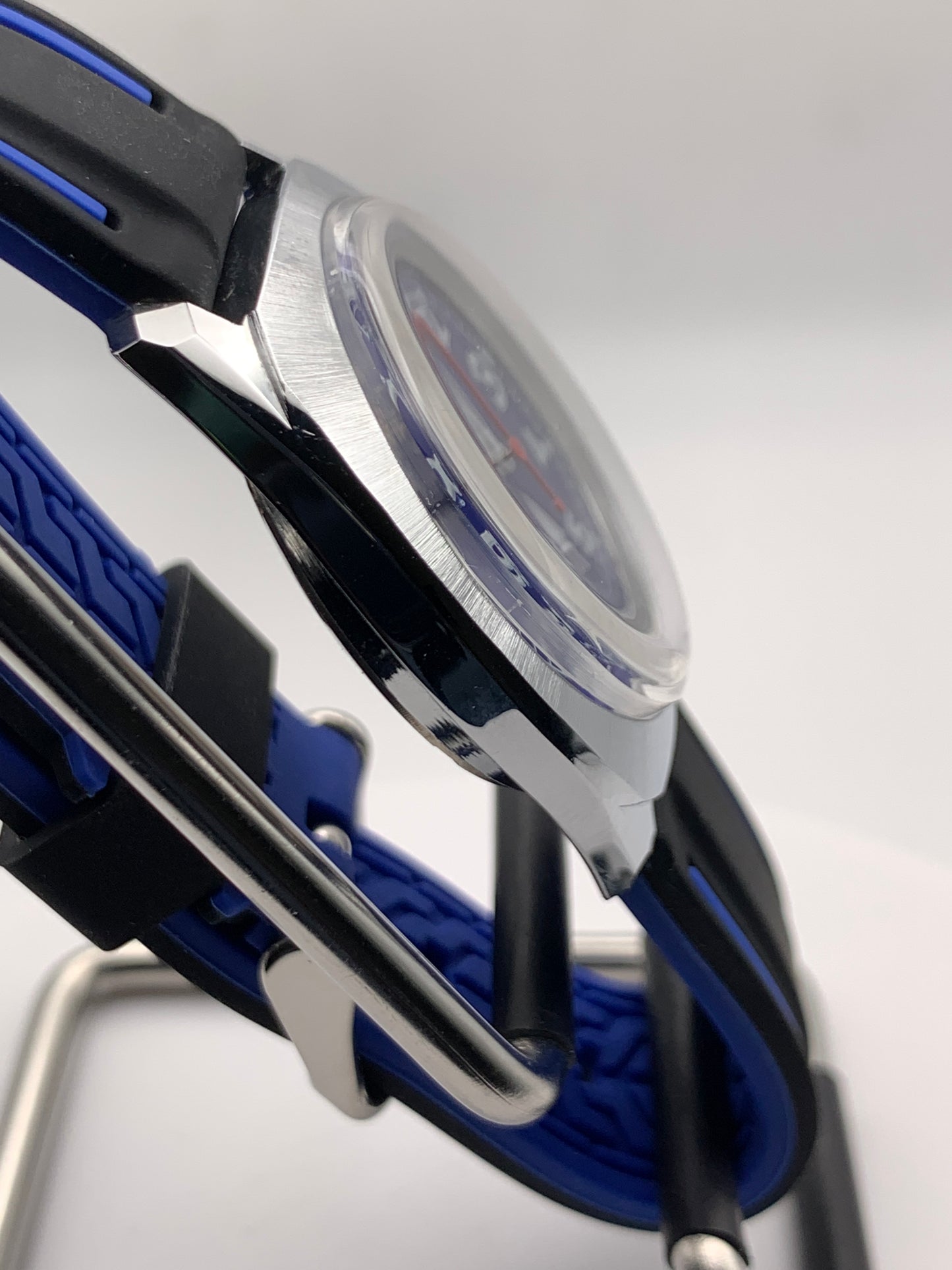 Drew 1.2- 35mm NOS brass and stainless steel Gruen case. Domed acrylic crystal. Seiko VH31 Mecha-quartz.