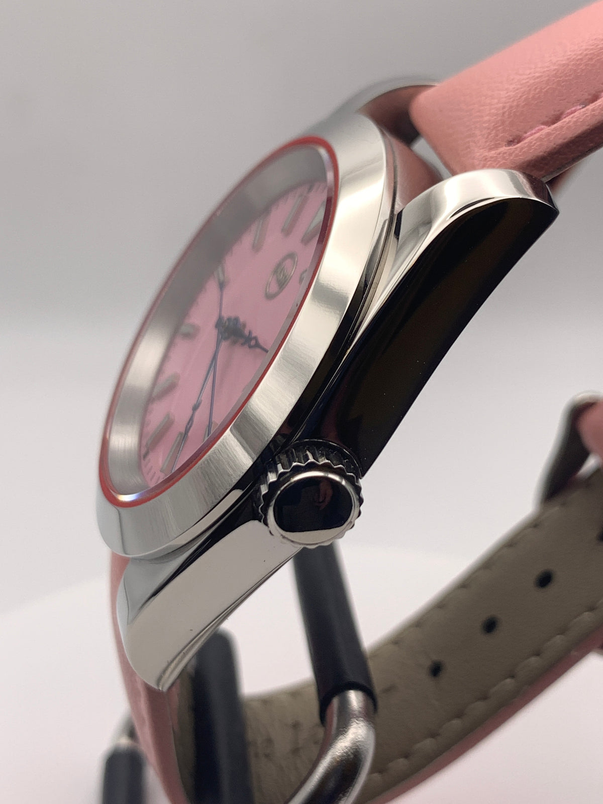 Versailles 1.2 - 39mm Stainless steel case with red gasket. Sapphire crystal. Exhibition case back. Seiko NH38 with blue rotor.