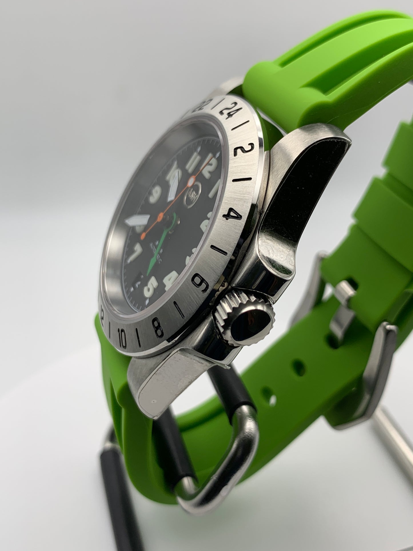 Gavin. 39mm Stainless steel GMT case. Sapphire crystal. 6 o’clock black date. Green and orange appointments. Seiko NH34.
