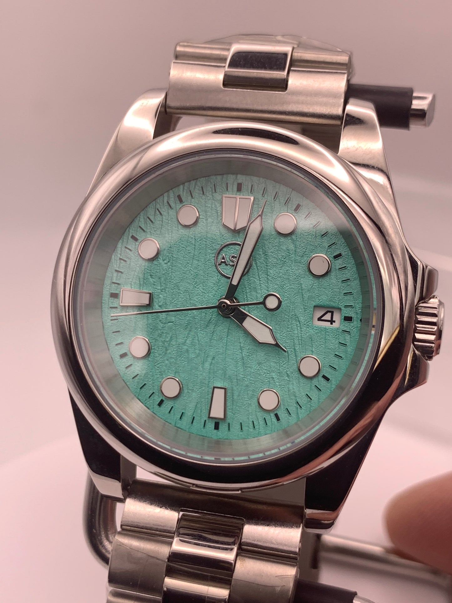 Quint. 39mm Stainless steel case. Textured dial. Sapphire crystal. NH35 automatic movement.