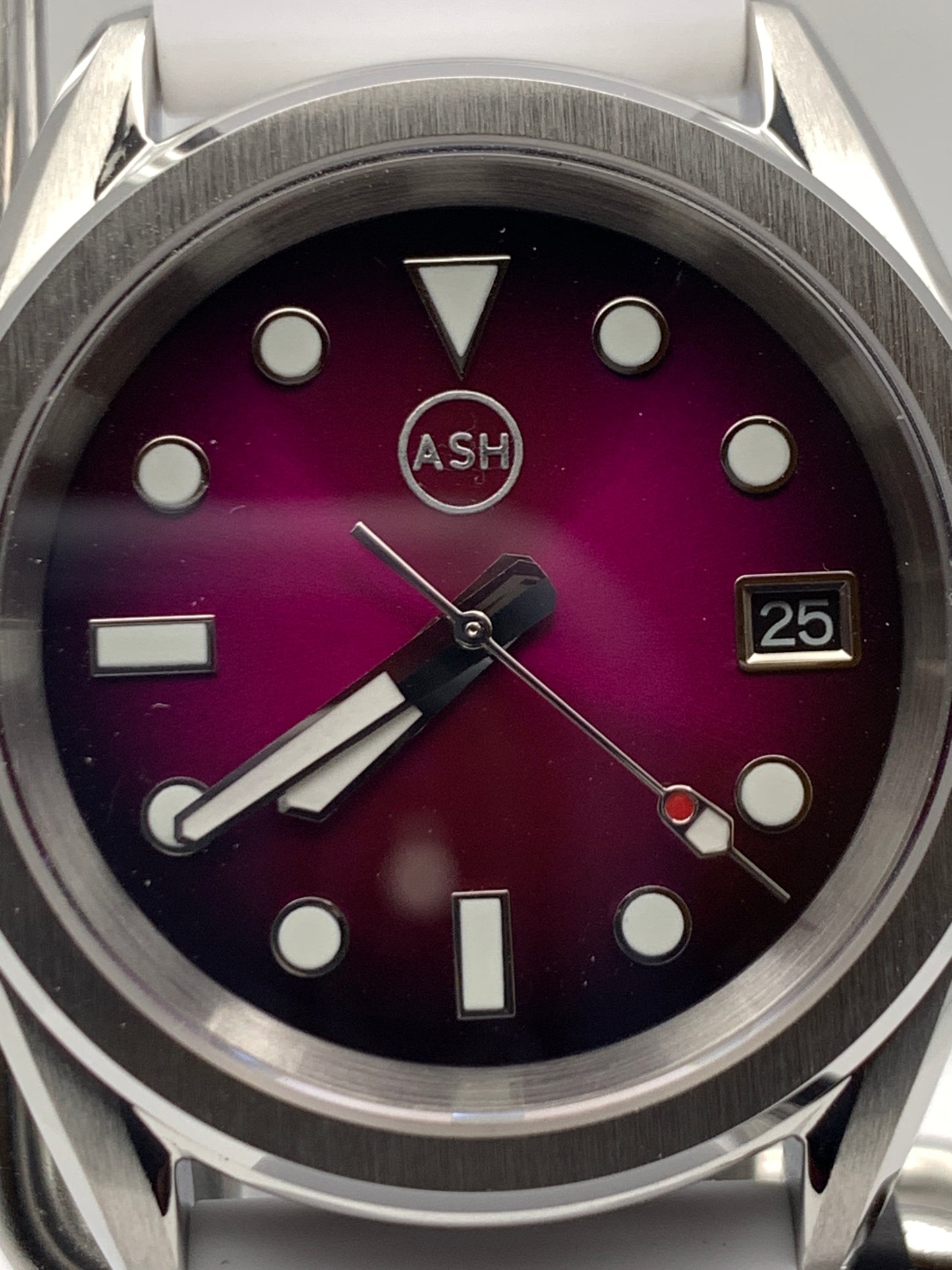 Lydia. Purpleburst dial. 38mm Stainless steel case. Sapphire crystal. Exhibition case back. NH35 automatic movement.