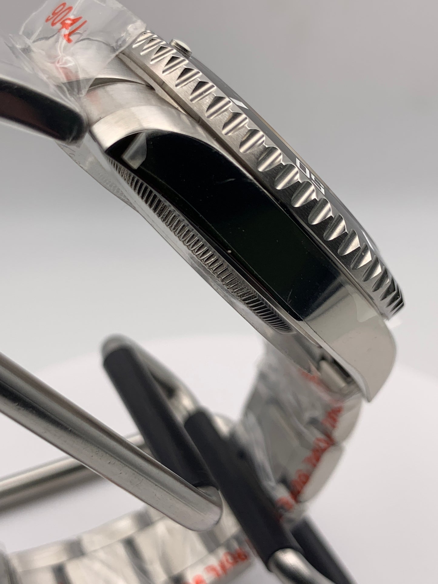 R3CON Collection. Custom black dial watch. 40.5mm stainless steel case. Sapphire crystal. Seiko NH35.