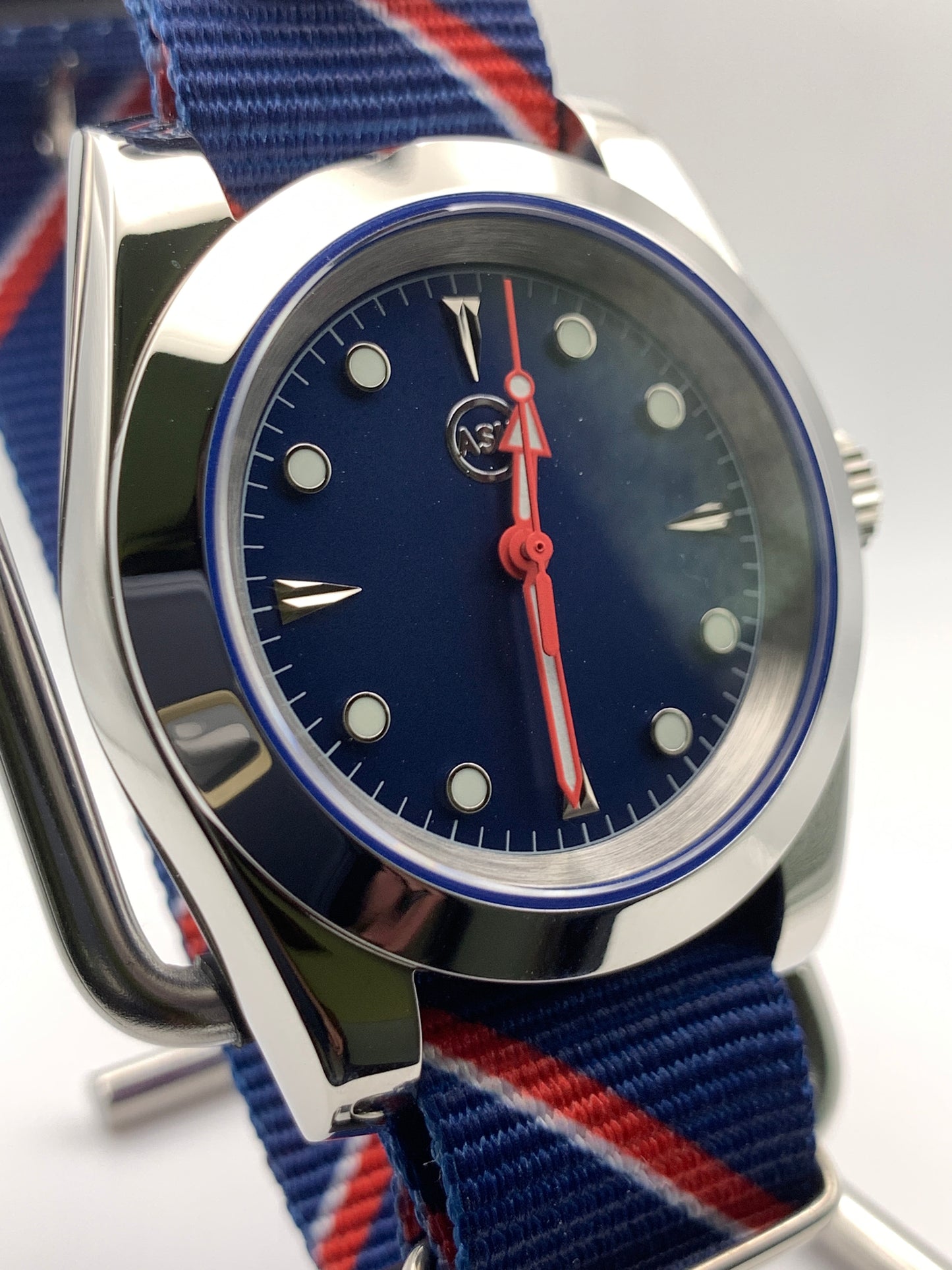 Vanguard - 39mm stainless steel case. Sapphire crystal. Seiko NH38.