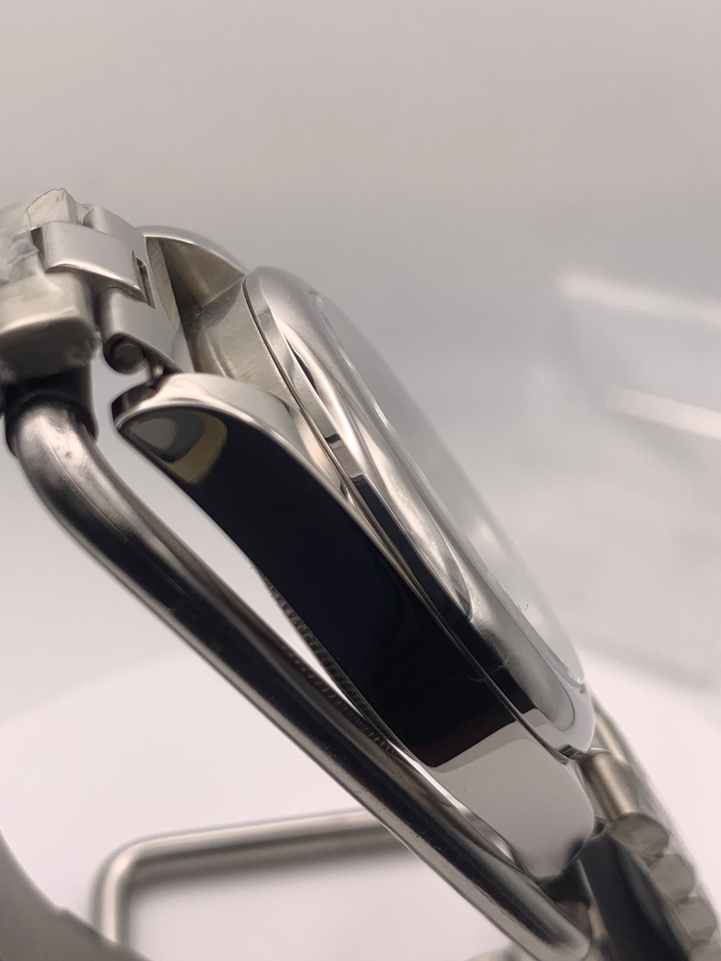 Quint. 39mm Stainless steel case. Textured dial. Sapphire crystal. NH35 automatic movement.