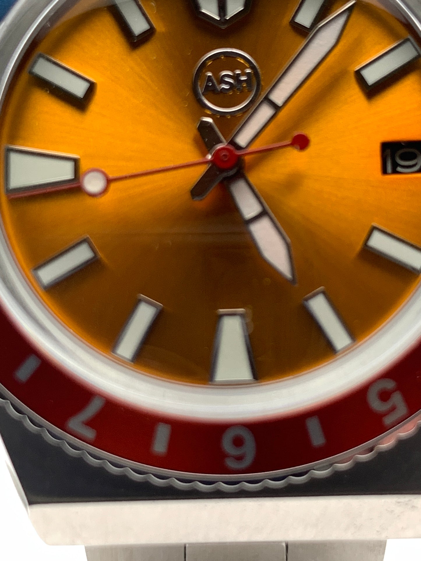Poguelite. 37mm Stainless steel case. Acrylic domed crystal. Seiko NH35 with black date wheel. NOS vintage bracelet.