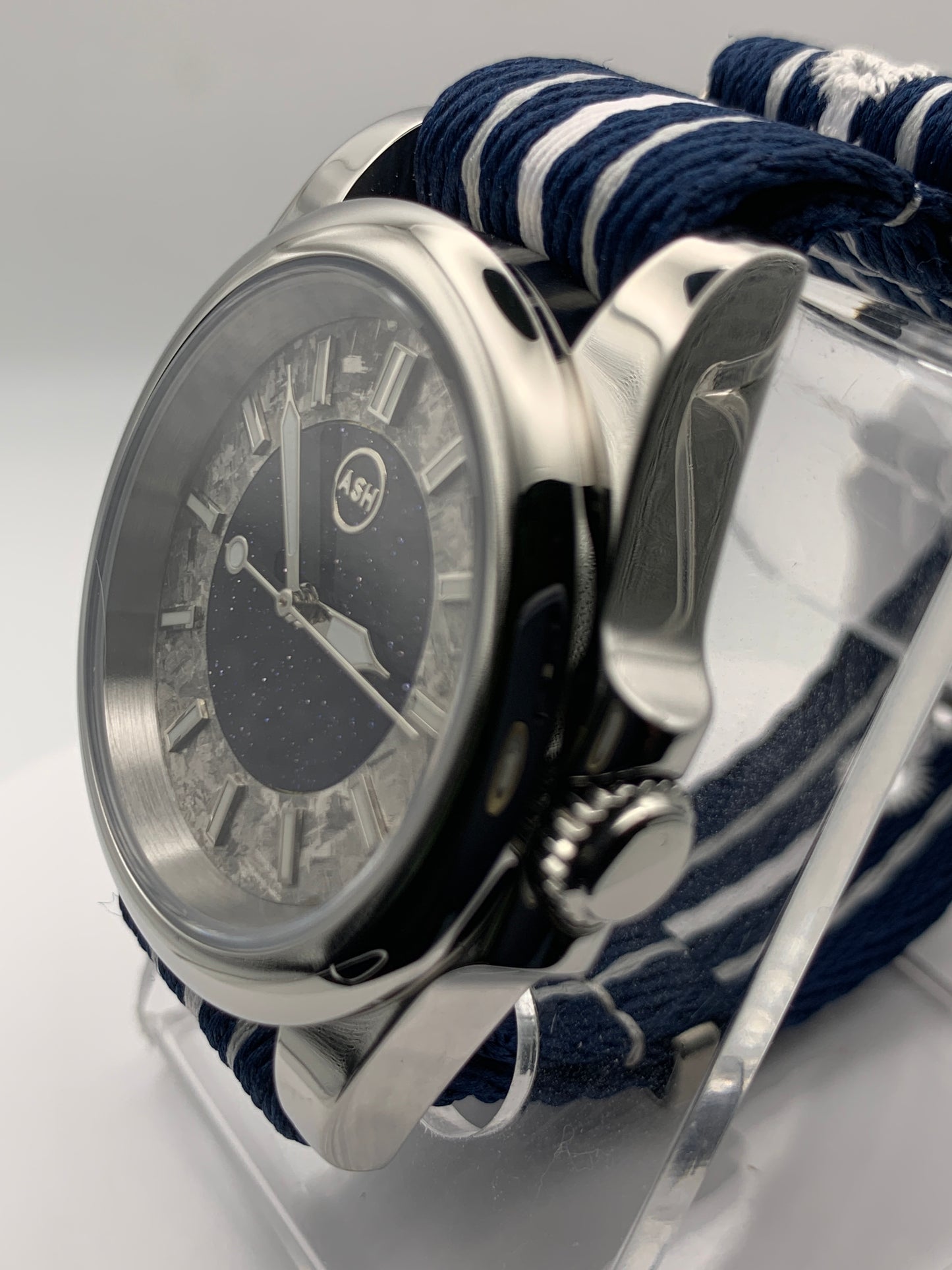 Monolith. 39mm Stainless steel. Sapphire crystal. Seiko NH38.