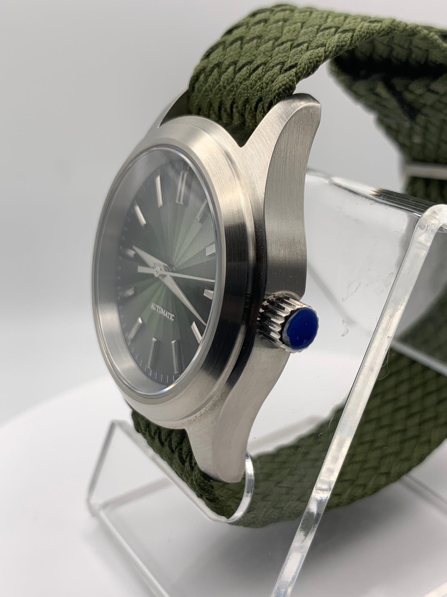 Fangorn. 39mm Stainless steel. Textured and faceted dial. Sapphire crystal. Seiko NH38.