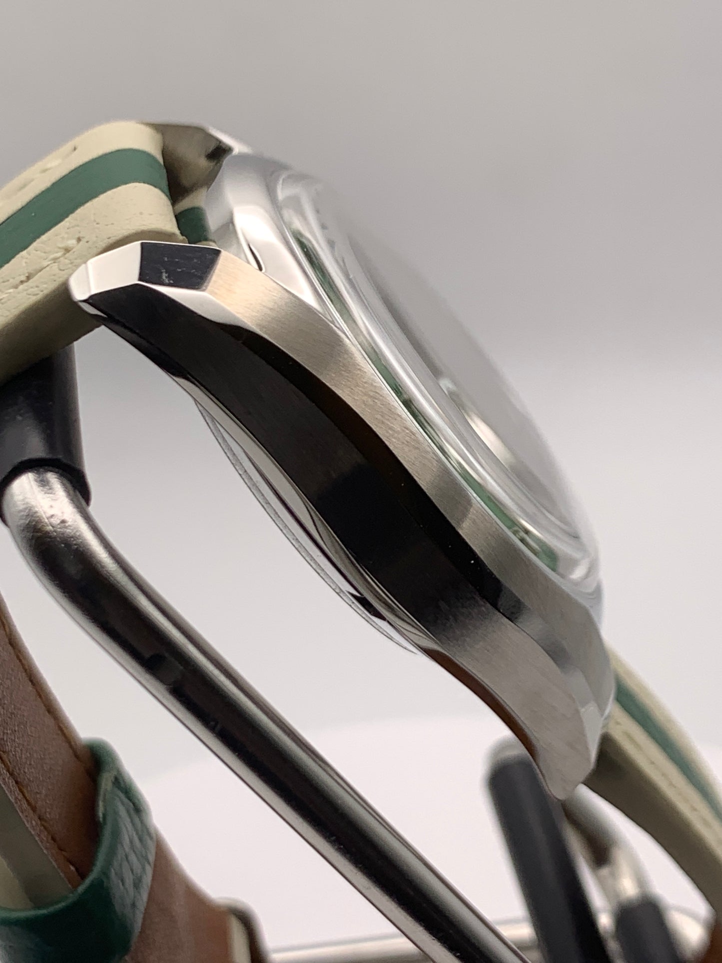 Andy. 38mm Stainless steel. Double dome sapphire. Green MOP dial. Seiko NH35.