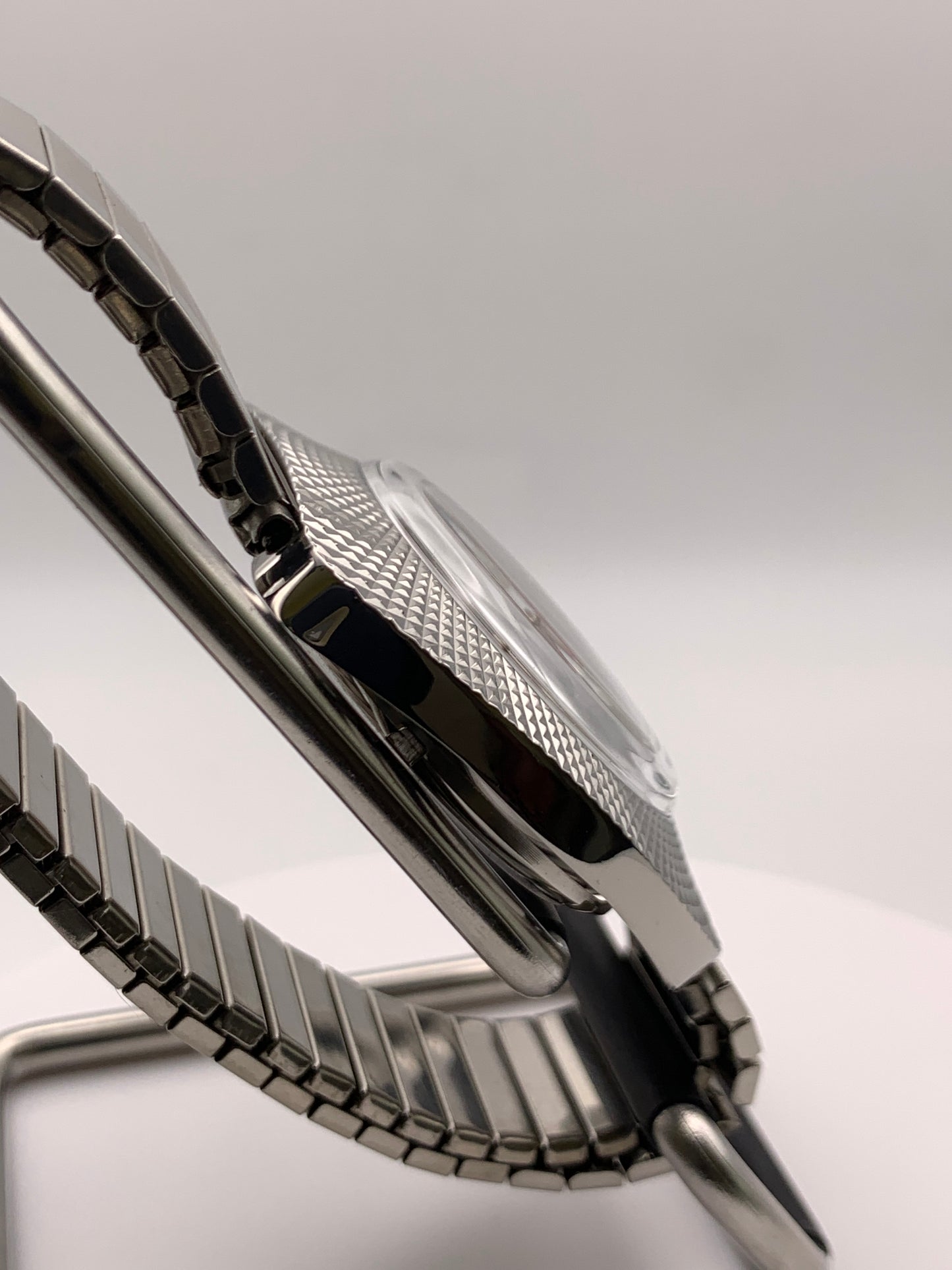 Aspects. 38mm faceted case. Vintage expanding bracelet. Acrylic dome crystal. NH38 automatic movement.