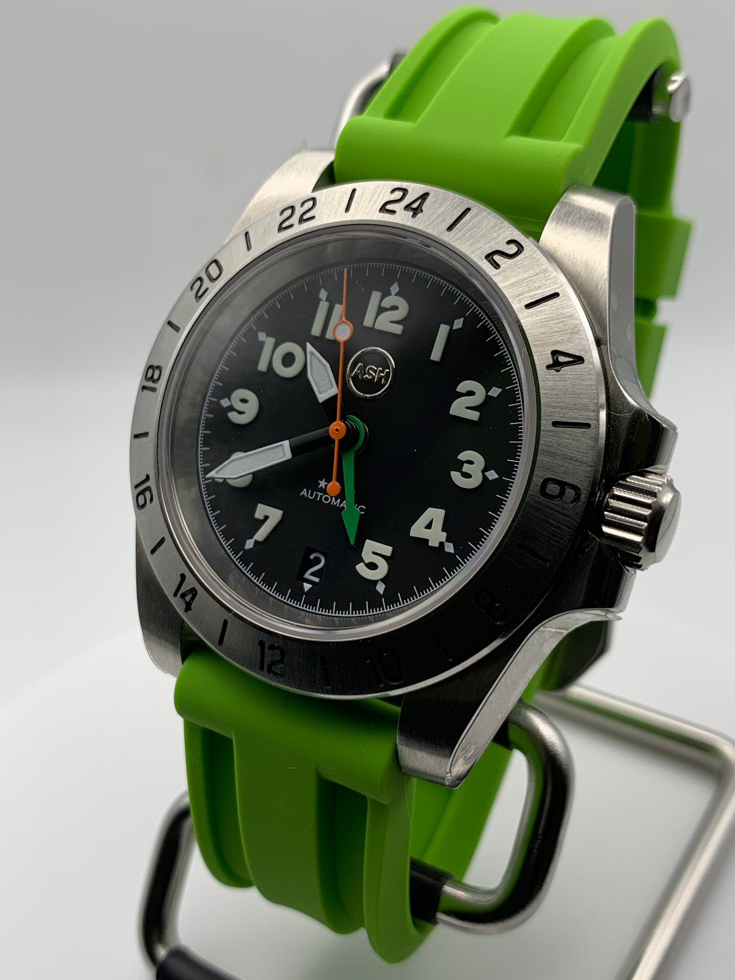 Gavin. 39mm Stainless steel GMT case. Sapphire crystal. 6 o’clock black date. Green and orange appointments. Seiko NH34.