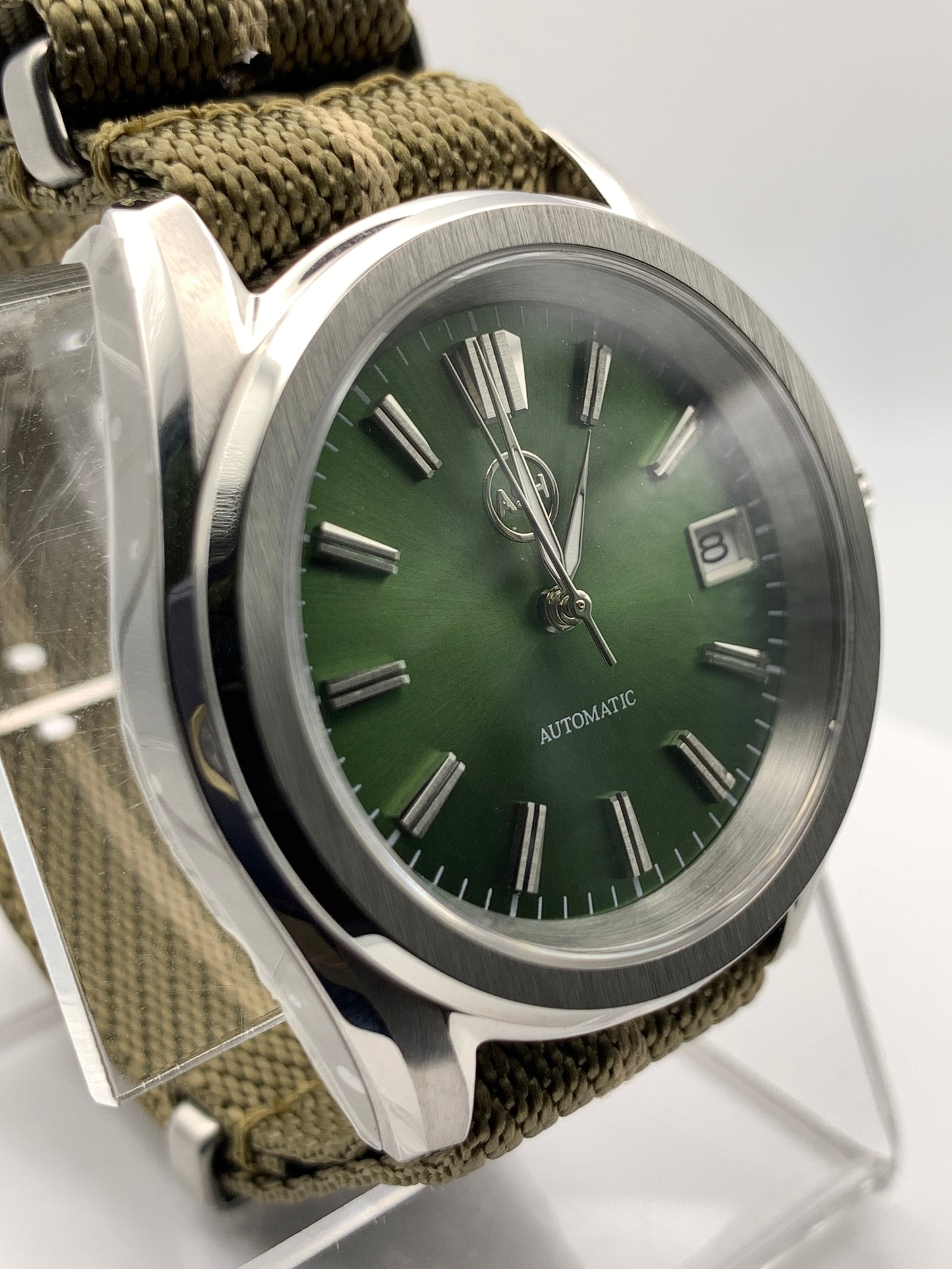 Ithilien. 38mm Stainless steel case. Sapphire crystal. Seiko NH35.