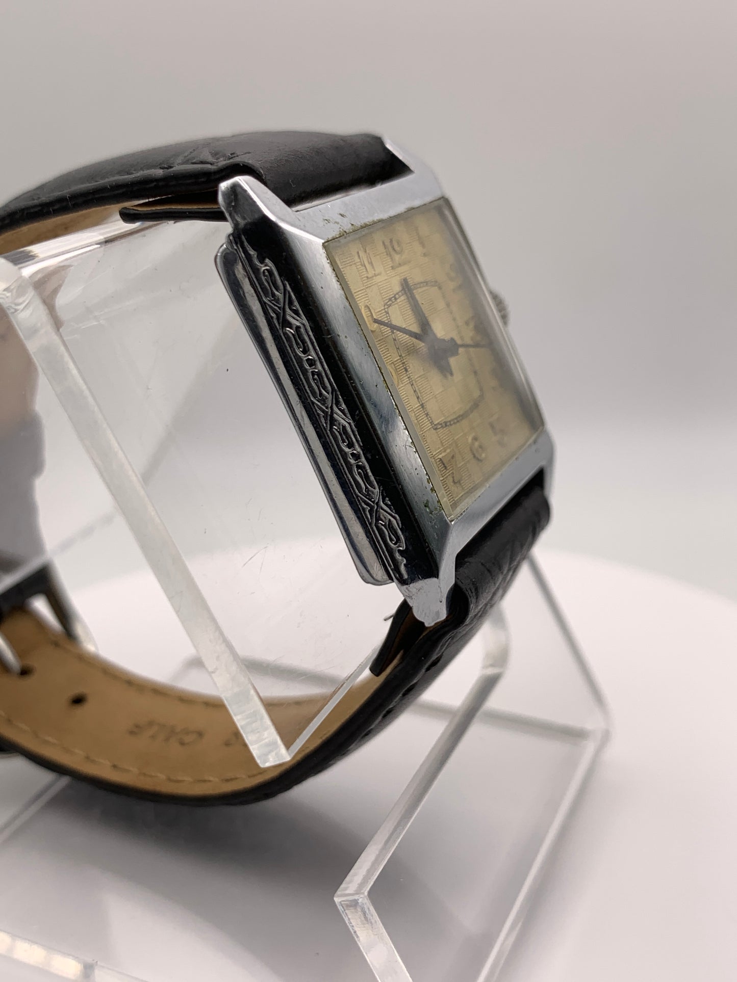 Feather.  Heavy patina vintage hinged brass case. 25 x 33mm. Beautiful figured vintage dial. Acrylic crystal. Miyota 2036 quartz movement.