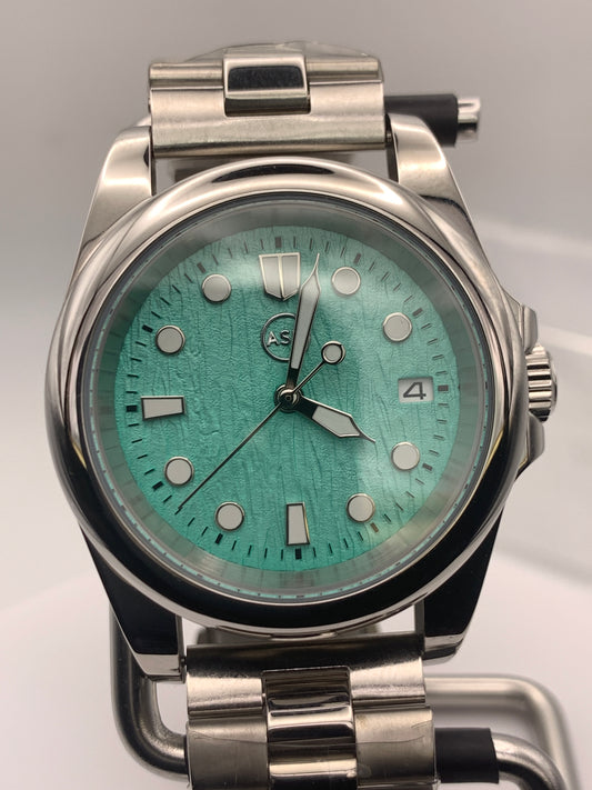 Quint. 39mm Stainless steel case. Textured dial. Sapphire crystal. NH35 automatic movement.