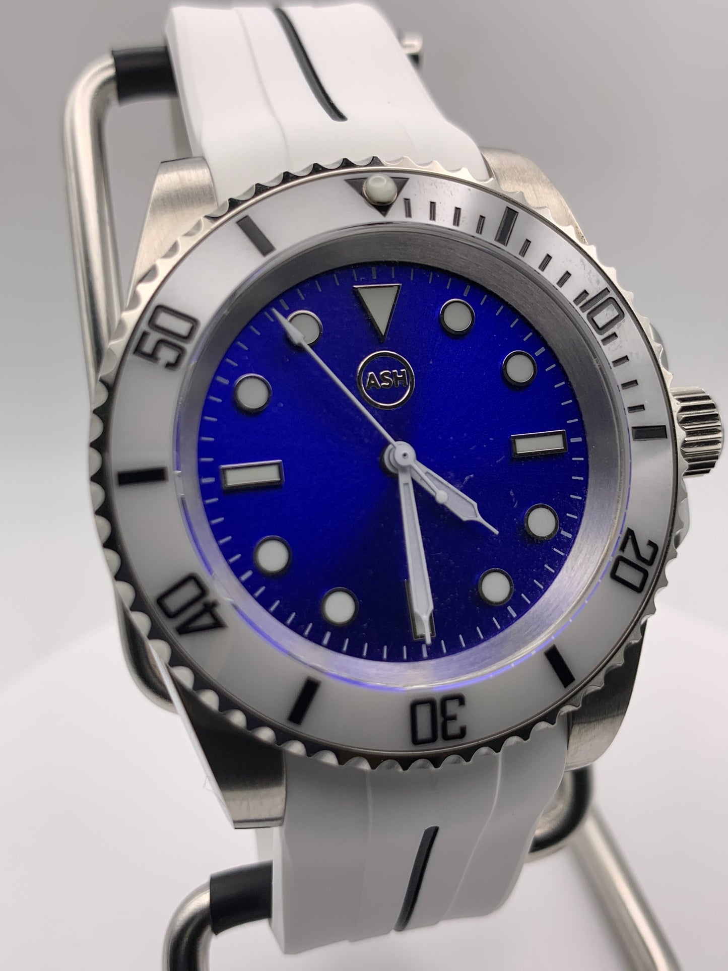 Bumbles Bounce. 41mm stainless steel case. Sapphire crystal. Seiko NH38.