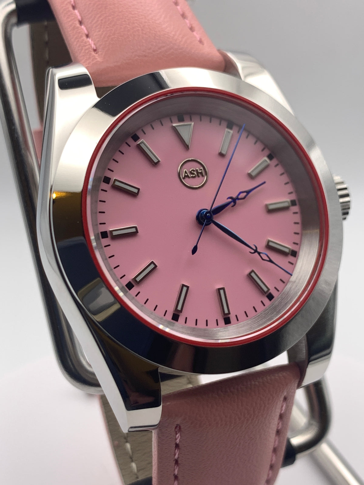 Versailles 1.2 - 39mm Stainless steel case with red gasket. Sapphire crystal. Exhibition case back. Seiko NH38 with blue rotor.