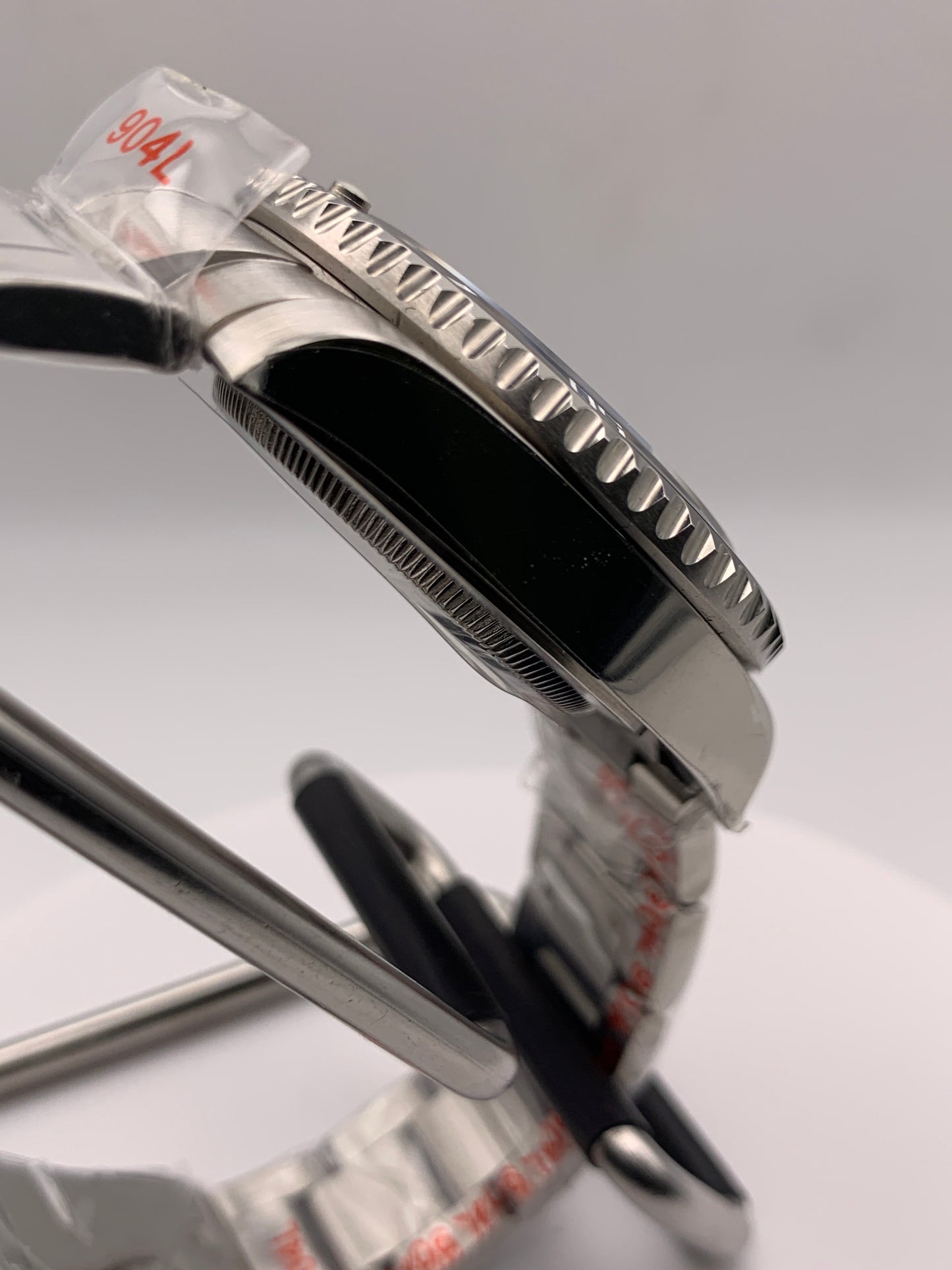 R3CON Collection. Custom white dial watch. 40.5mm stainless steel case. Sapphire crystal. Seiko NH35.