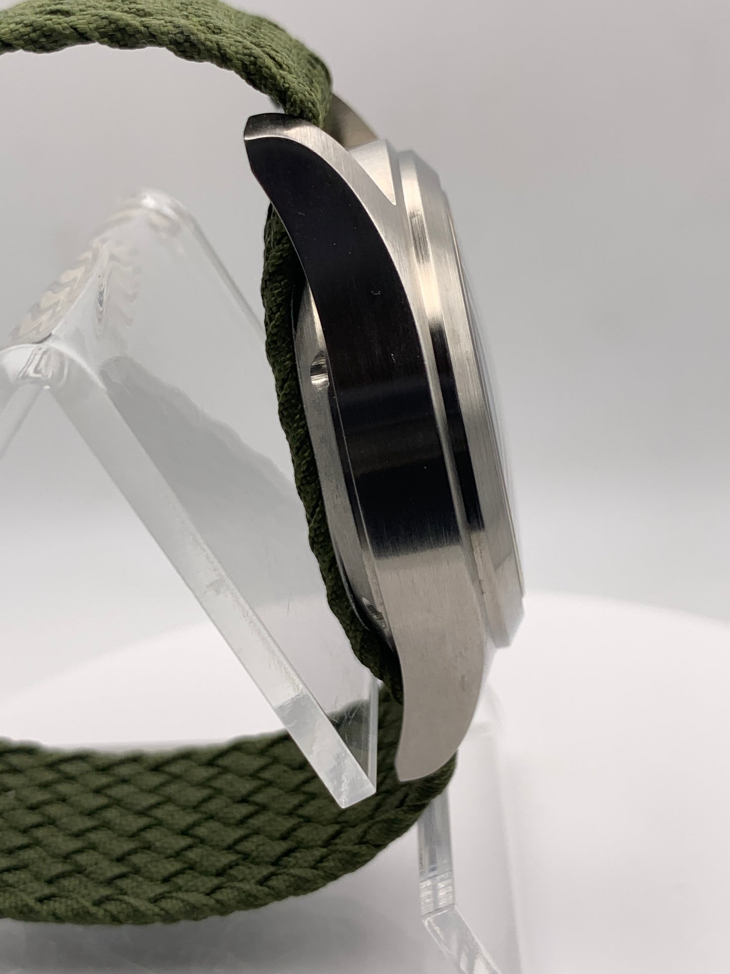 Fangorn. 39mm Stainless steel. Textured and faceted dial. Sapphire crystal. Seiko NH38.