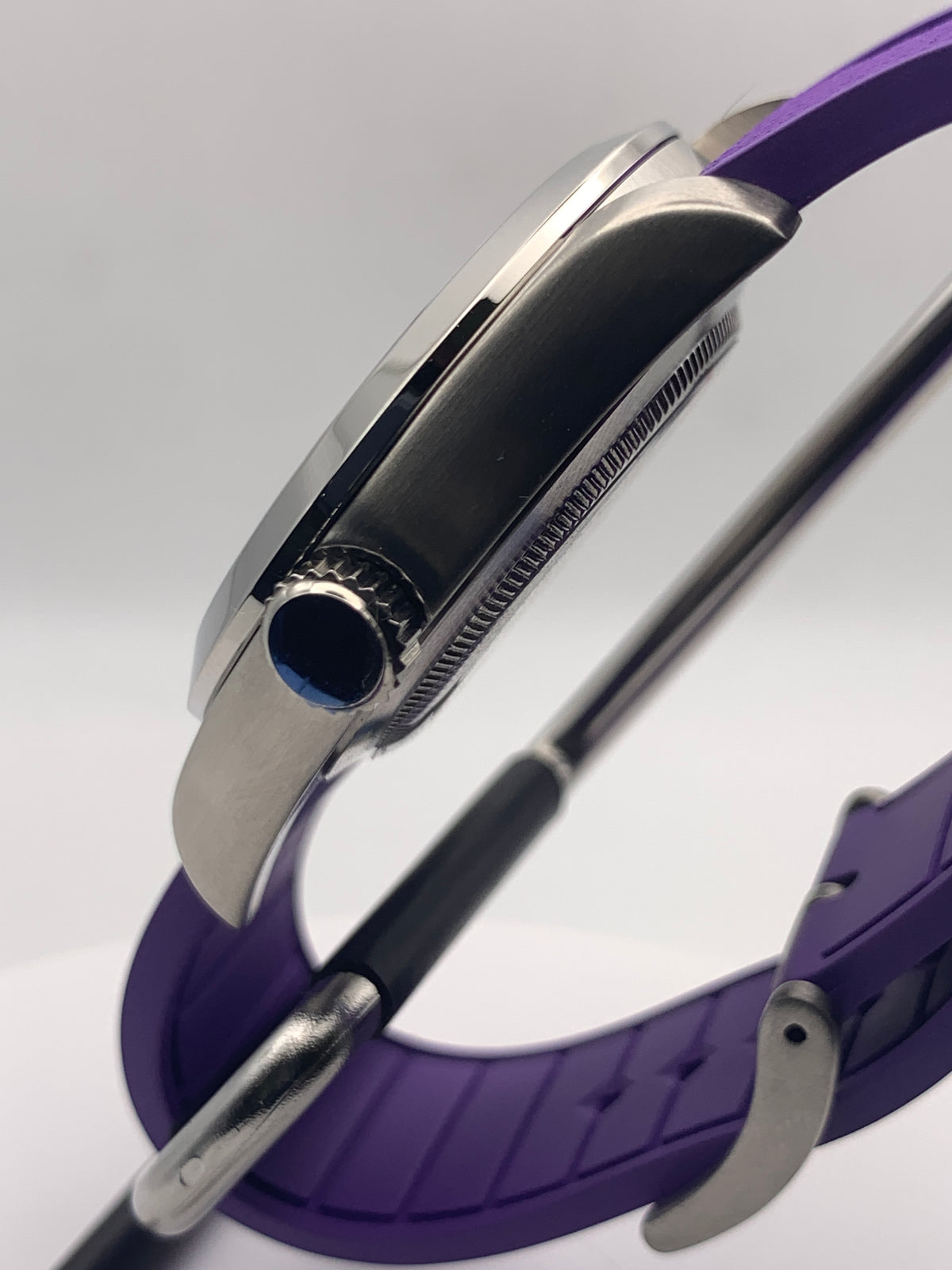 Particle Accelerator. 39mm stainless steel case. Sapphire crystal. Seiko NH35 with black date wheel.